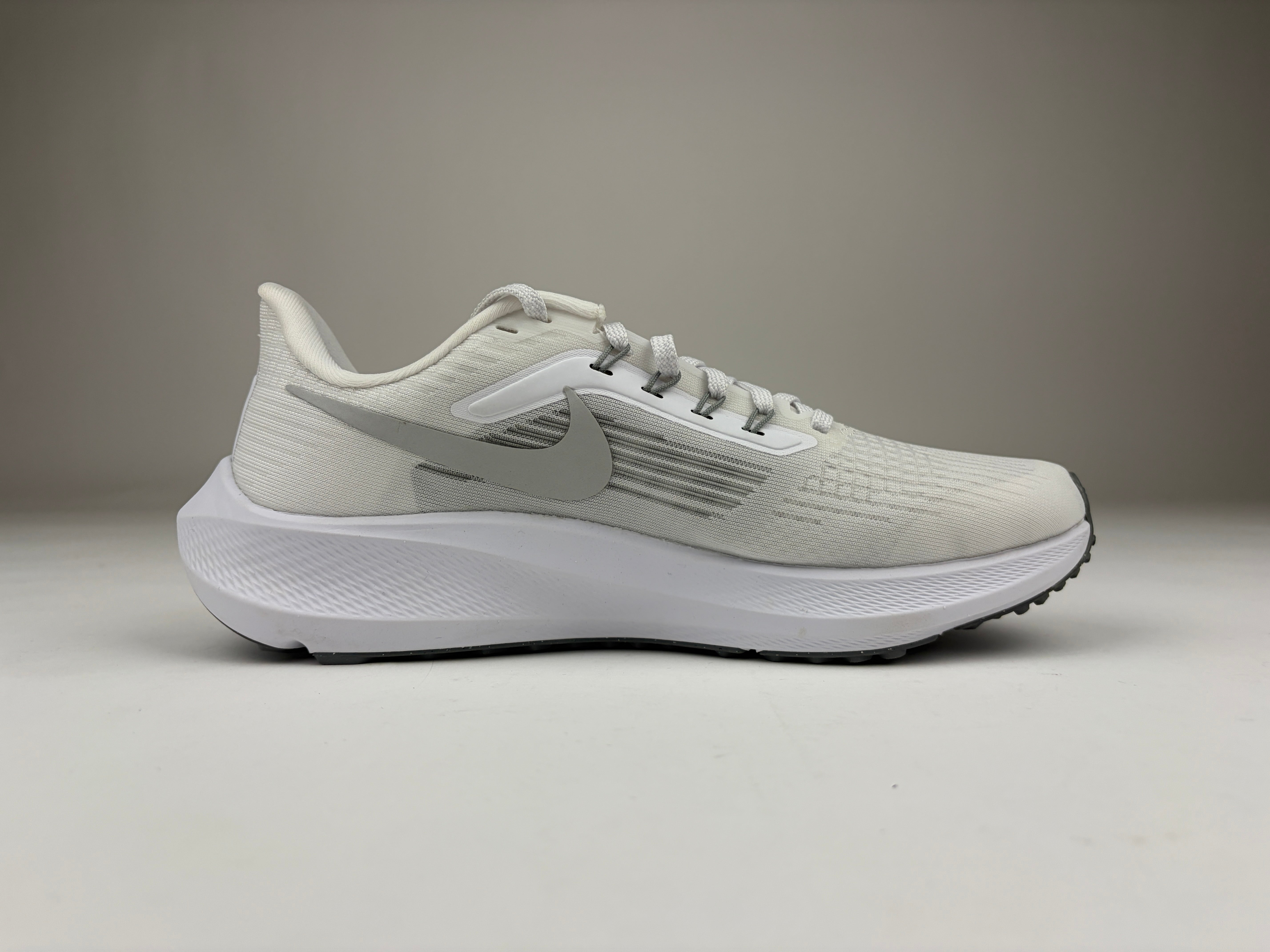 Nike Air Zoom Pegasus 39 'White Grey Fog' - Size 40 (ARCHIVE)