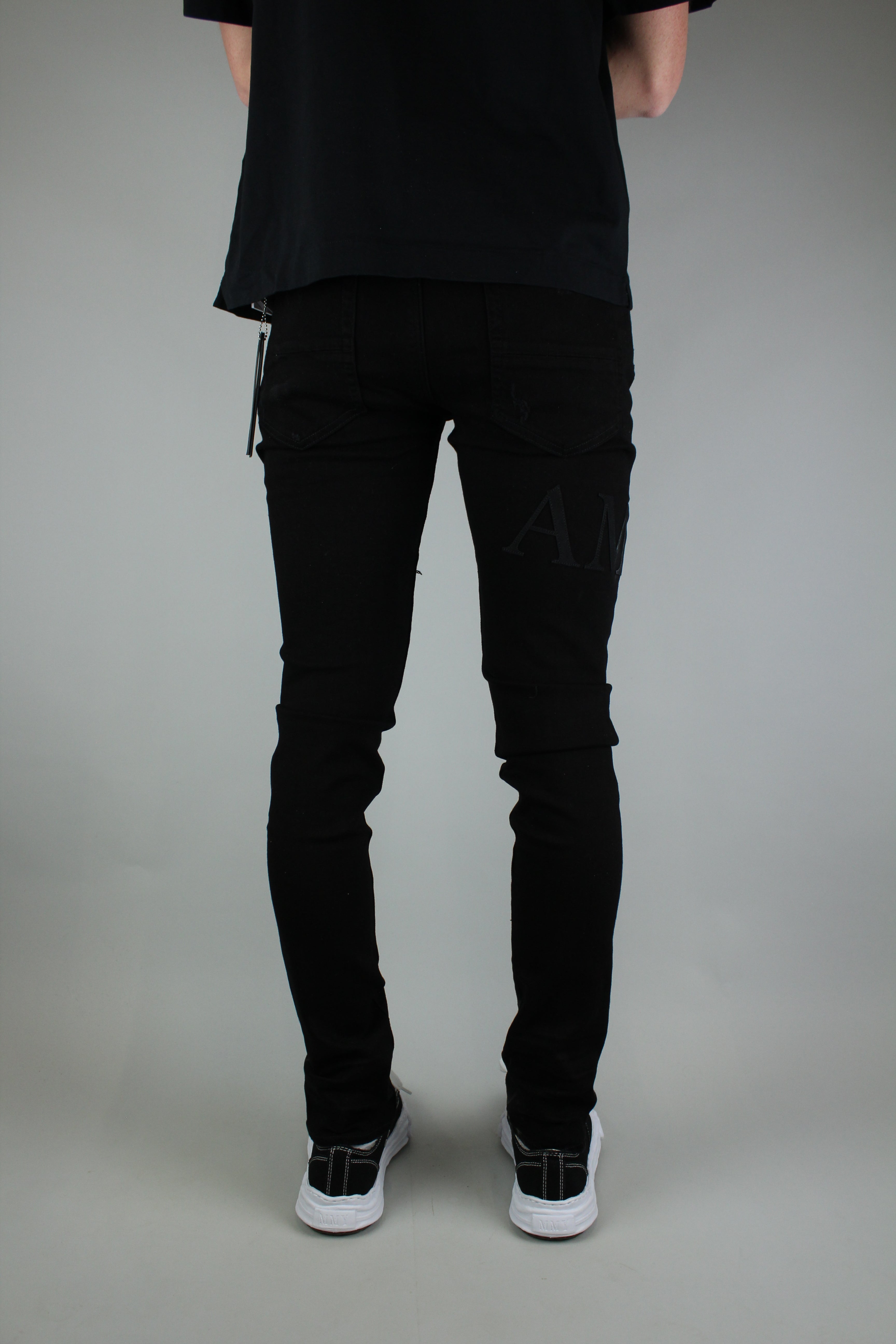 Amiri Serif Logo Jeans 'Black'-9649470275914-The Attic
