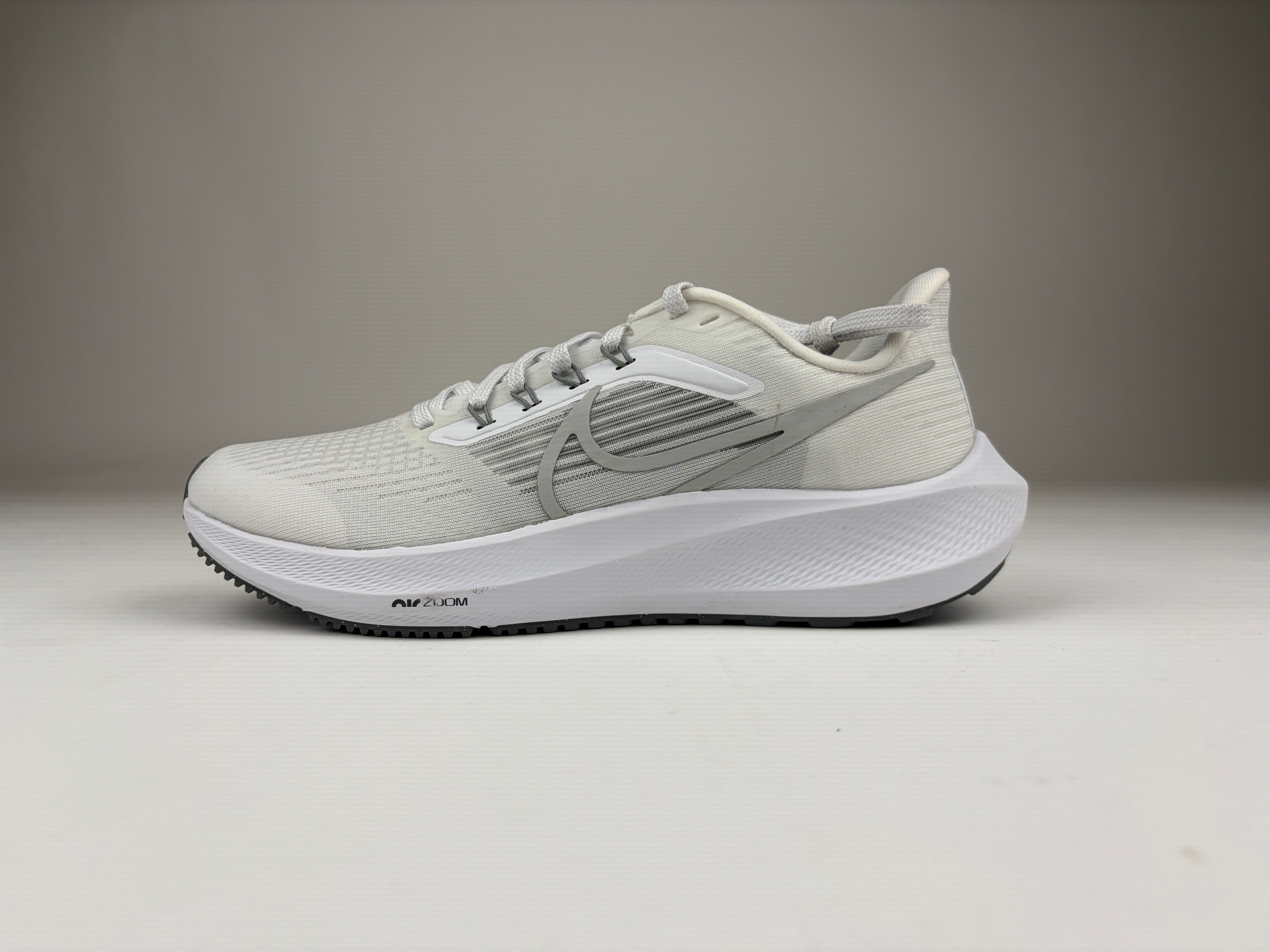 Nike Air Zoom Pegasus 39 'White Grey Fog' - Size 40 (ARCHIVE)
