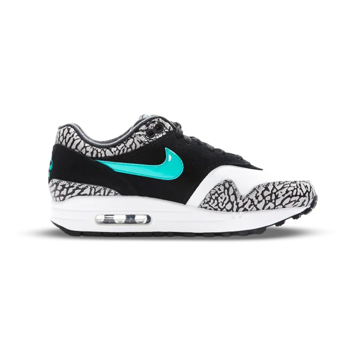 Widok z boku na buta Nike Air Max 1 w czarno szarym wzorze słonia, z turkusowym Swooshem i białą podeszwą środkową z widoczną poduszką powietrzną.