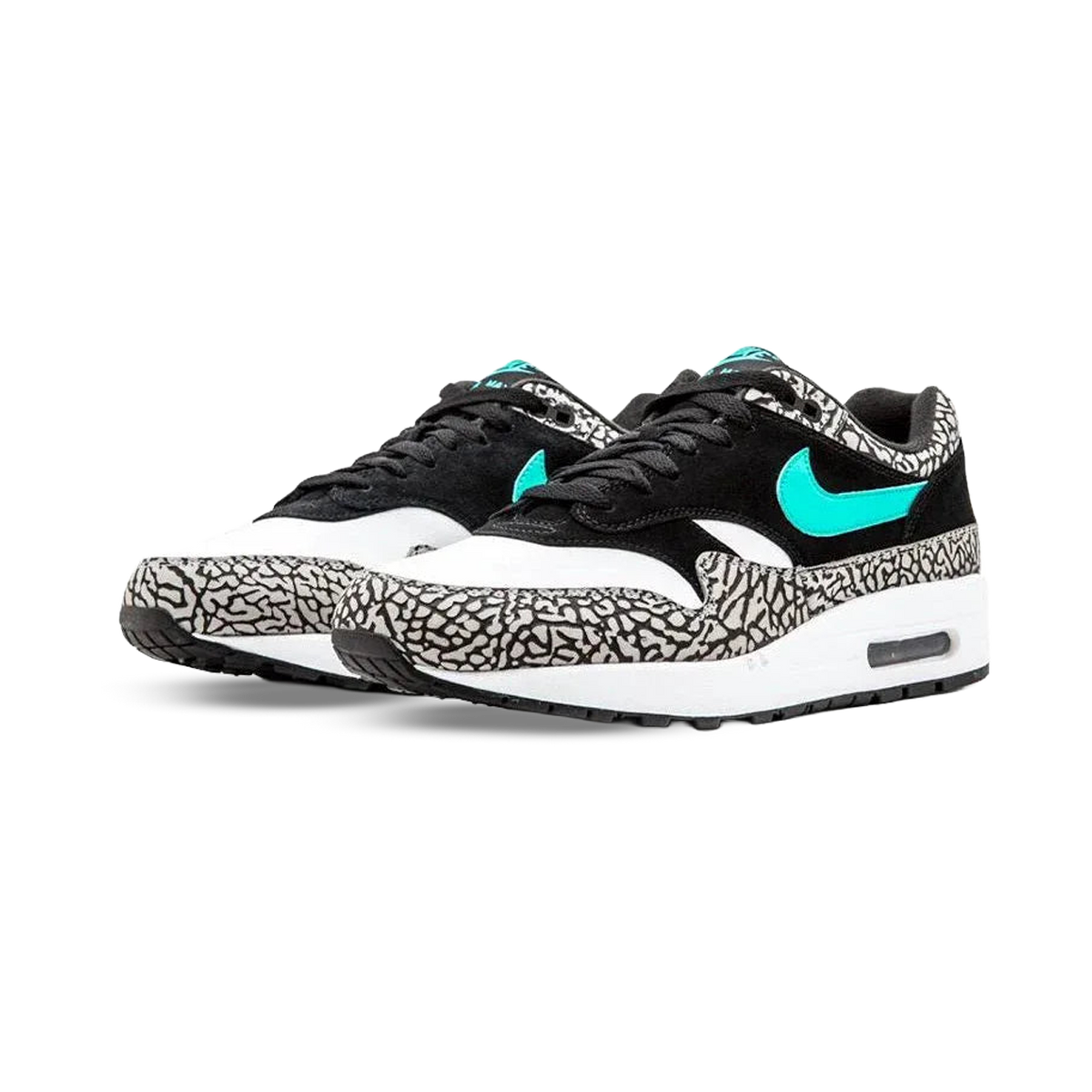 Para sneakersów Nike Air Max 1 w czarno, biało i szarym wzorze słonia z turkusowym logo Swoosh, widok z przodu pod kątem.