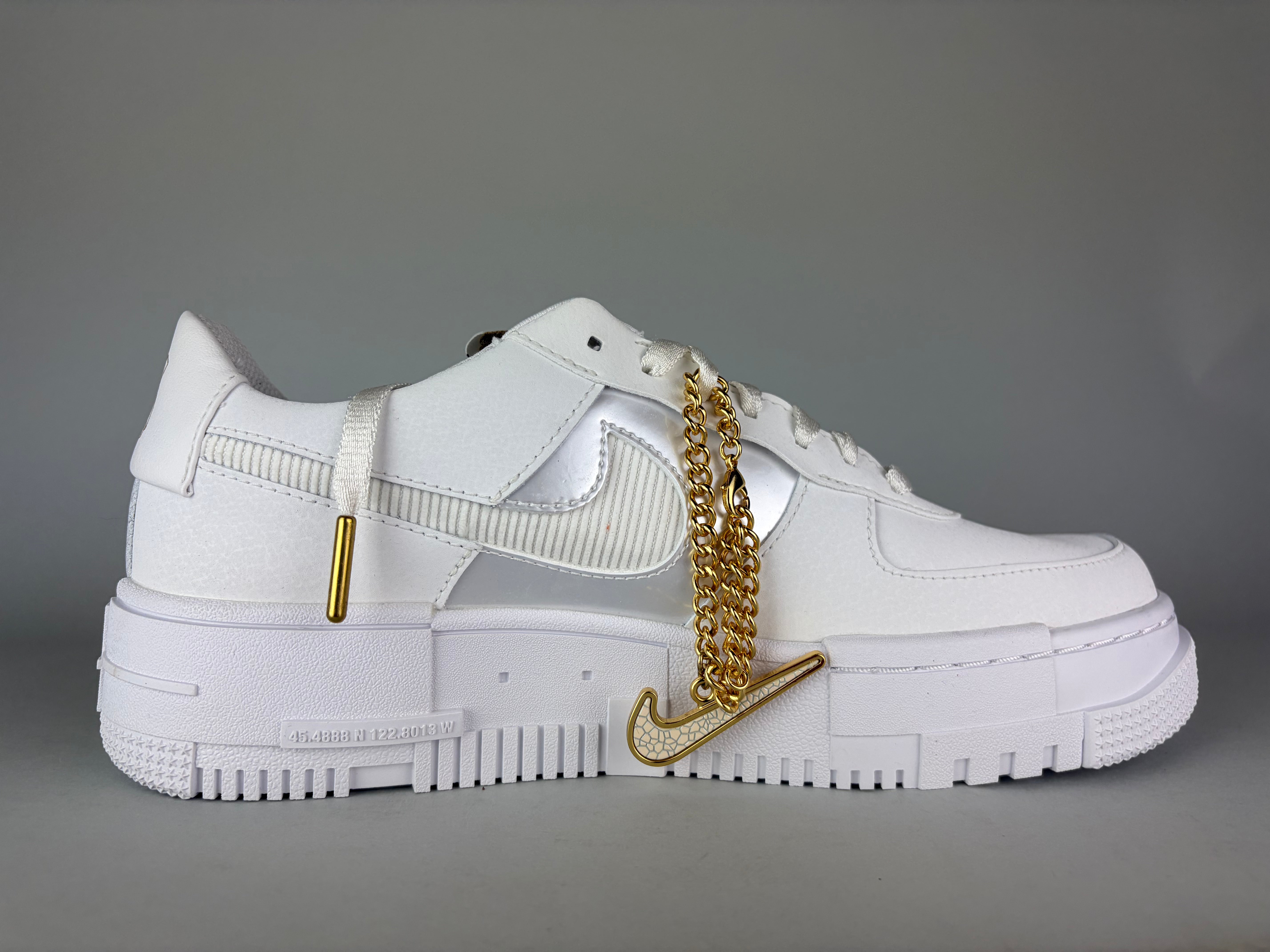 Nike Air Force 1 Pixel ‘White Gold Chain’ (W) - Størrelse 41 (ARKIV)