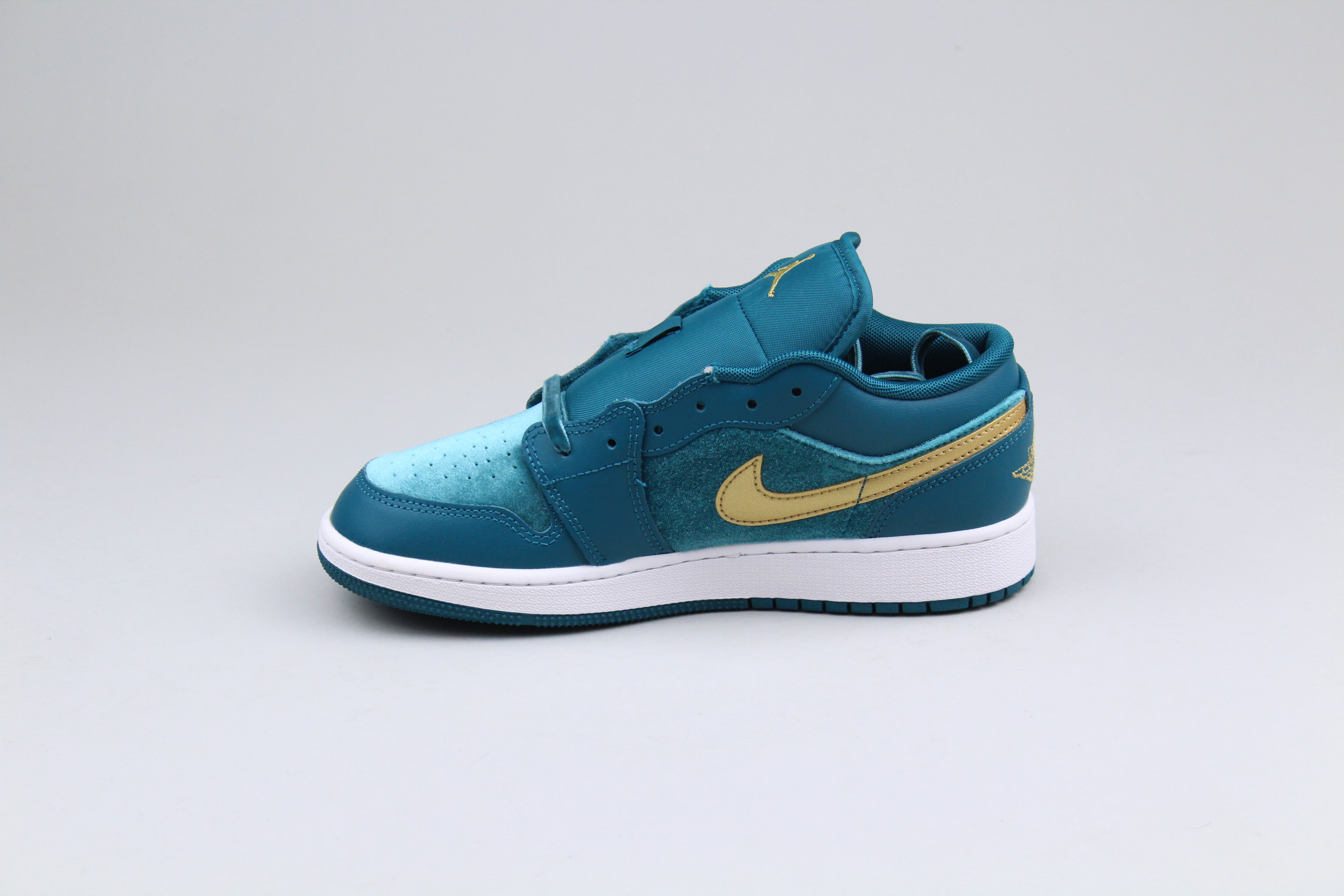 Jordan 1 Low 'Velvet Geode Teal' (GS)-8660374323530-The Attic
