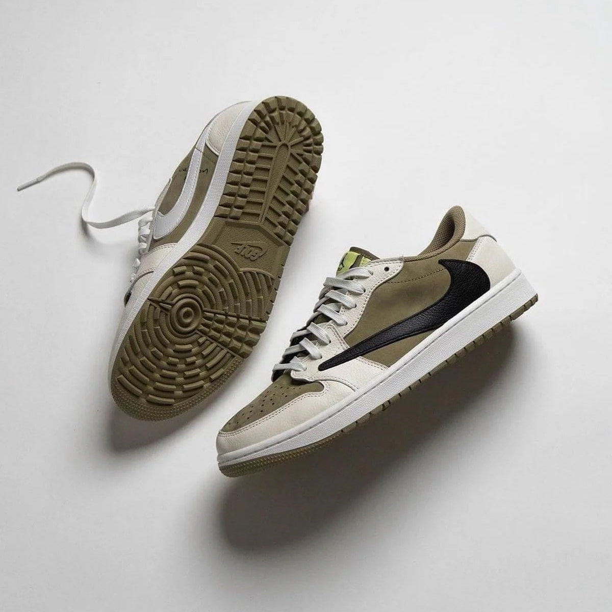 Jordan 1 Retro Low Golf Travis Scott 'Neutral Olive' photo 8