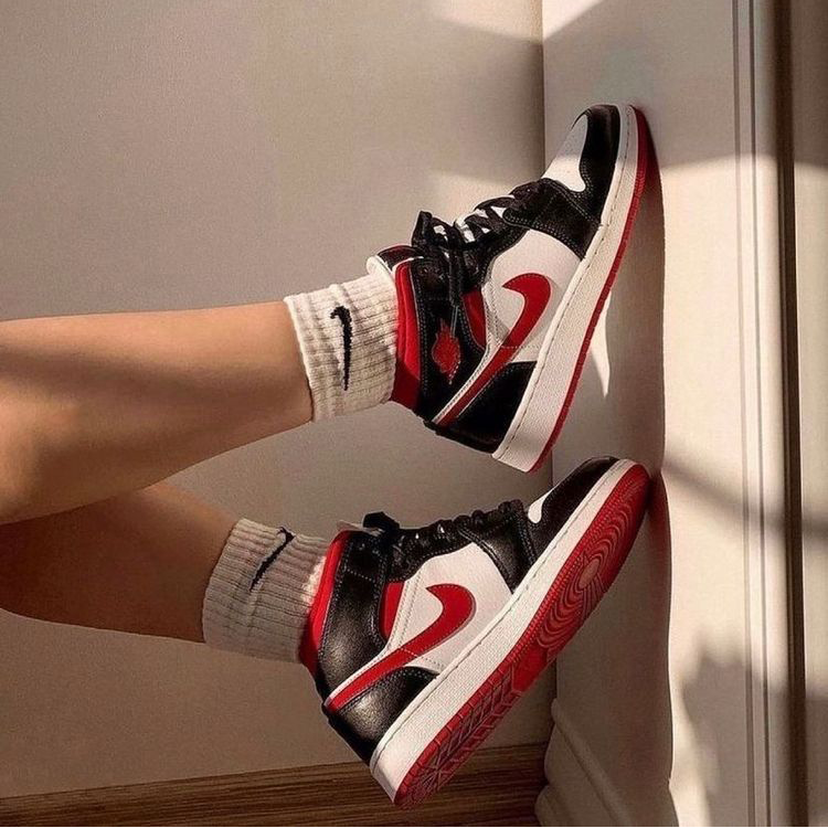 Jordan 1 Mid 'Blanco Negro Rojo' (2022)