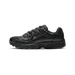 Zijaanzicht van een volledig zwarte Nike P-6000 sneaker met gelaagde mesh en leren panelen en een dikke geribbelde zool.