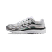 Widok z boku białego sneakersa Nike P-6000 ze srebrnymi wstawkami, zielonymi akcentami, czarnym paskiem na podeszwie środkowej i czarno-białym logo Swoosh.