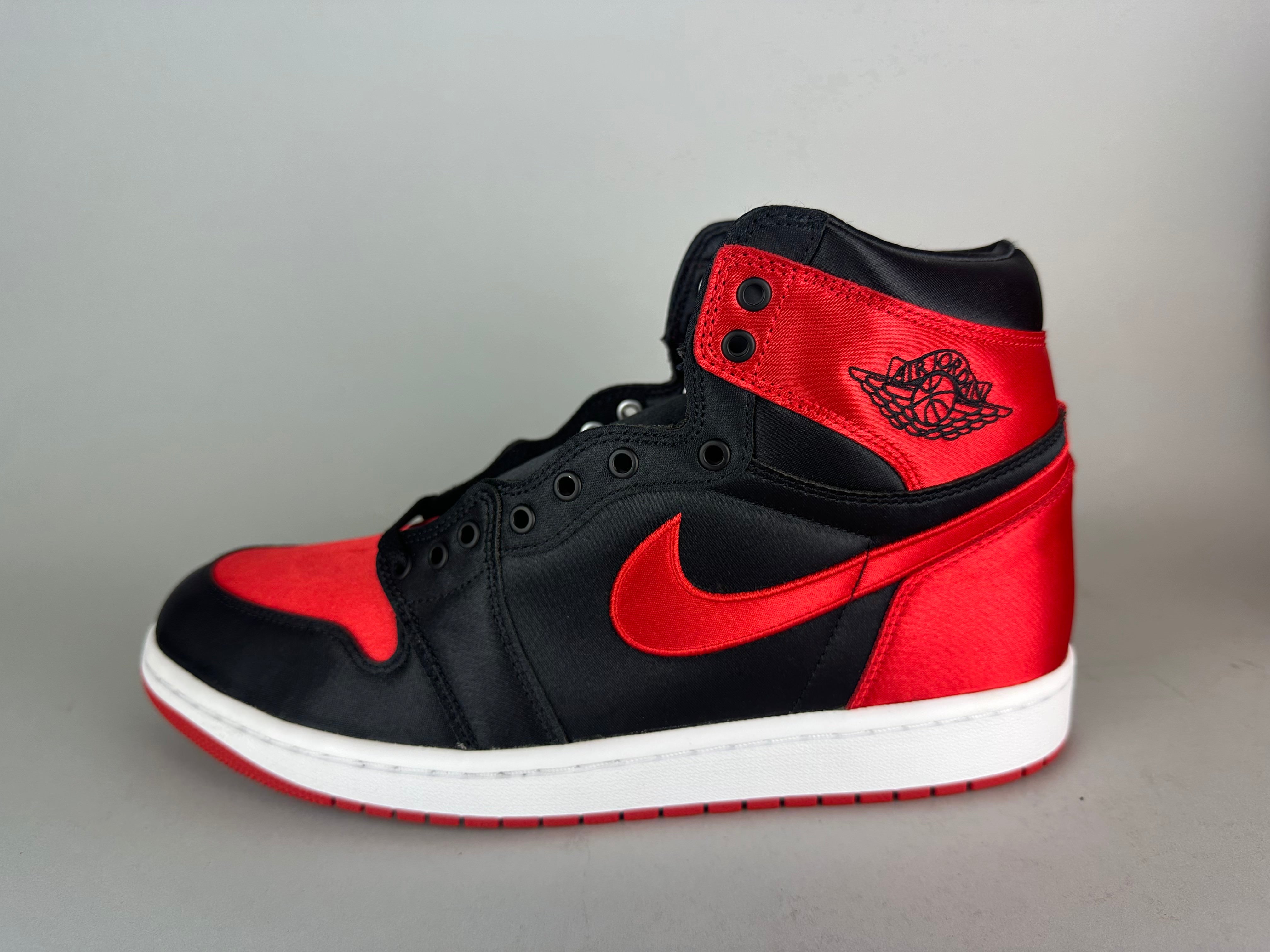 Wmns Air Jordan 1 Retro High OG 'Satin Bred' (2023) - Size 44 (ARCHIVE)