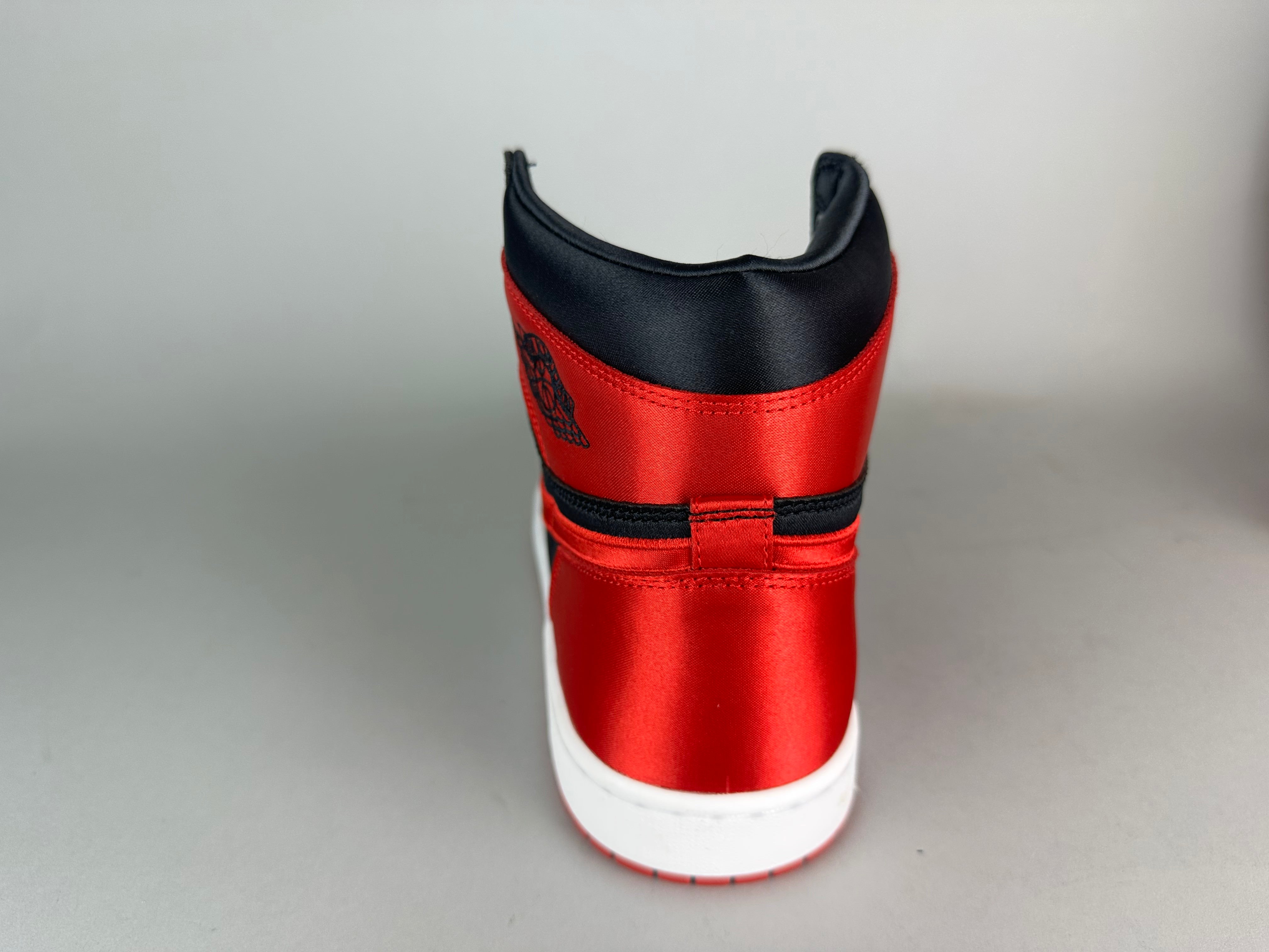 Wmns Air Jordan 1 Retro High OG 'Satin Bred' (2023) - Size 44 (ARCHIVE)