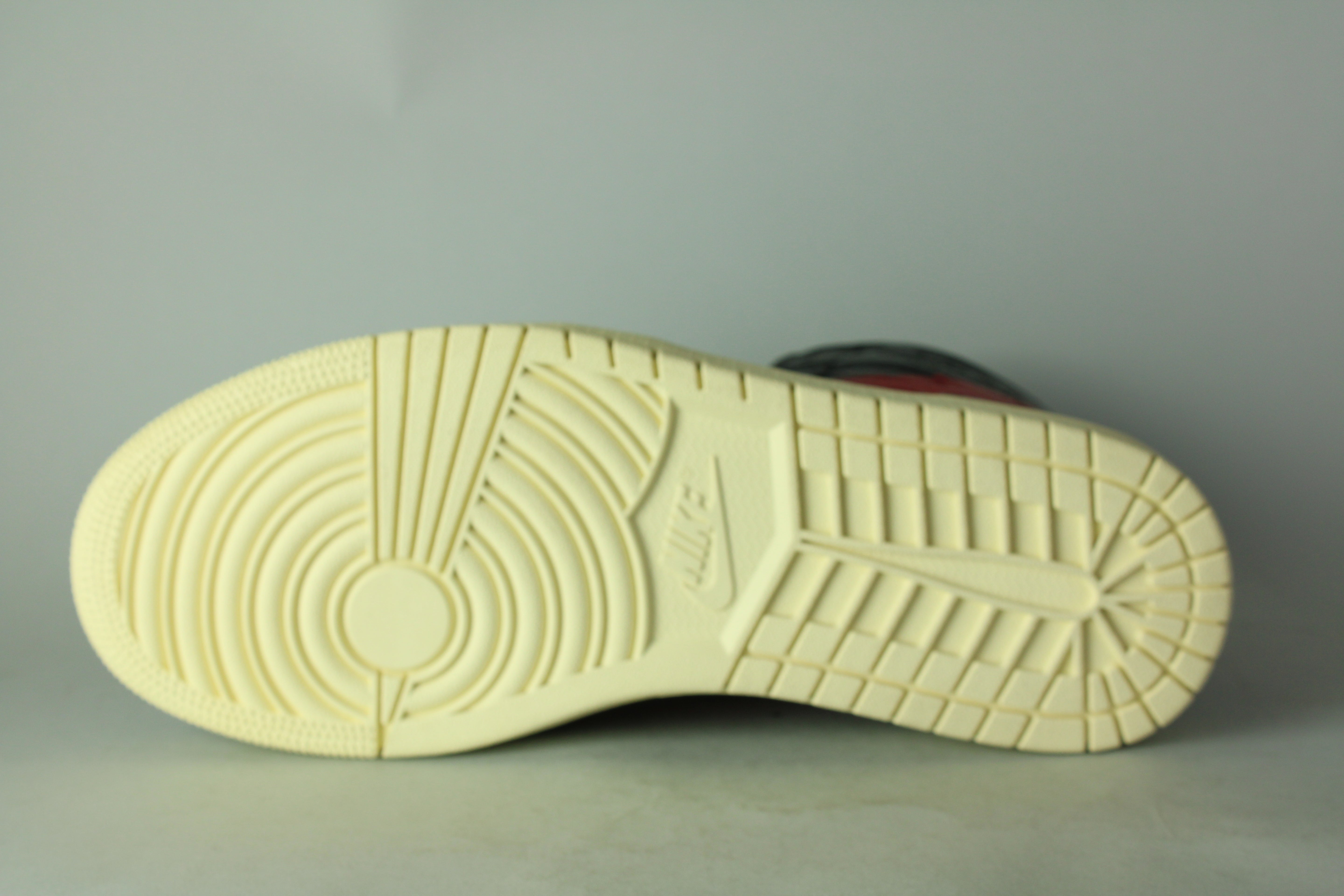 Air Jordan 1 Retro High OG 'Couture' - Size 43 (ARCHIVE)