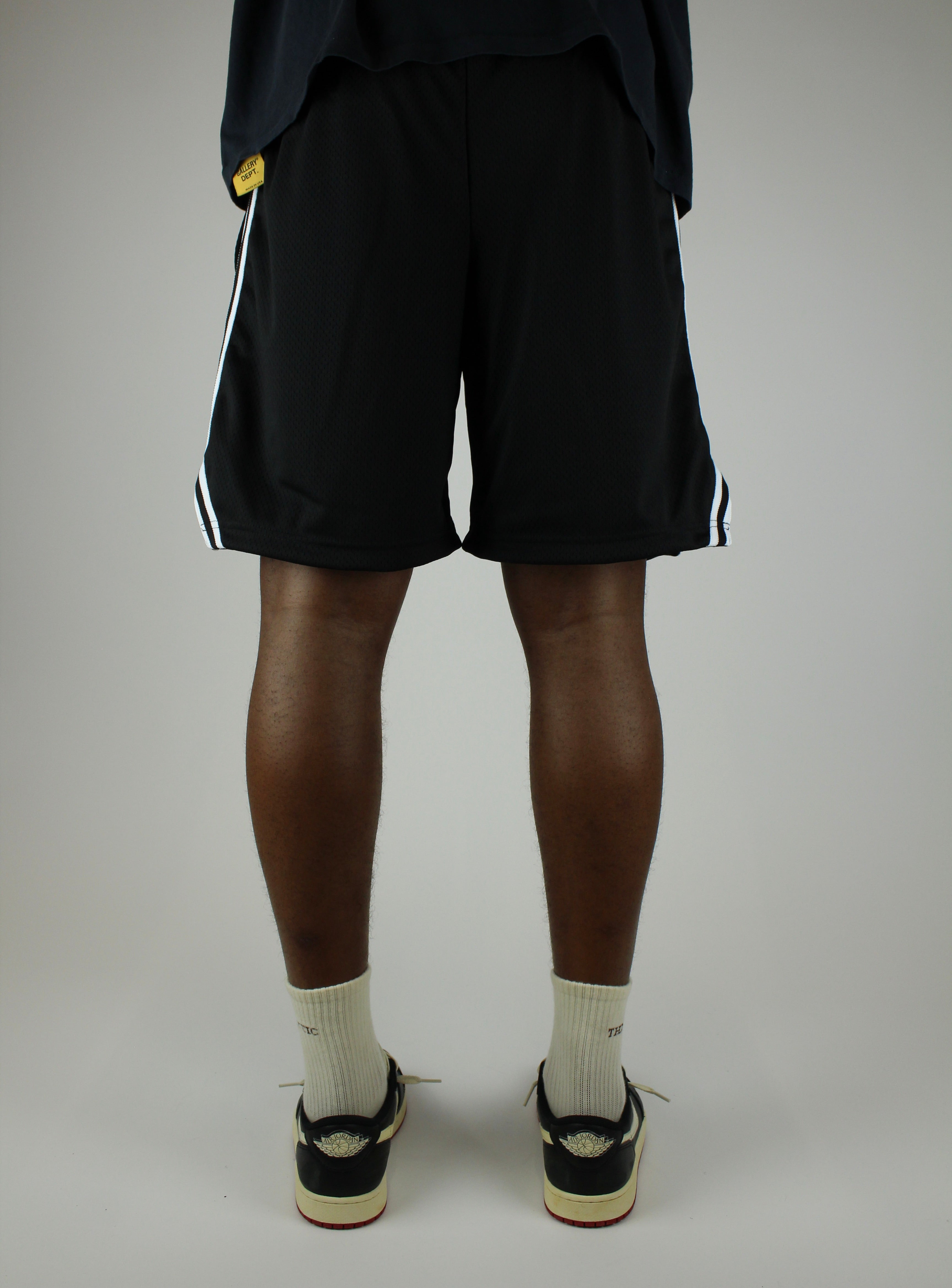 Discover the Gallery Dept. Venice Court Shorts 'Black' premium casual shorts crafted with a relaxed fit, minimalist design, and versatile style. Perfect for everyday streetwear or elevated casual looks.