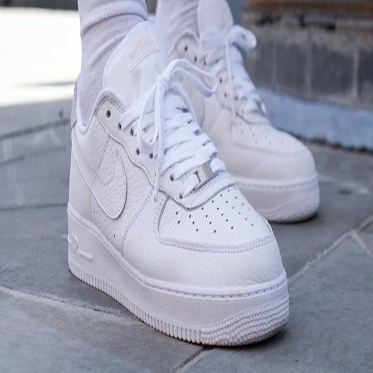 Nike Air Force 1 07 Craft White sneaker with premium leather upper and classic Air Force 1 cushioning