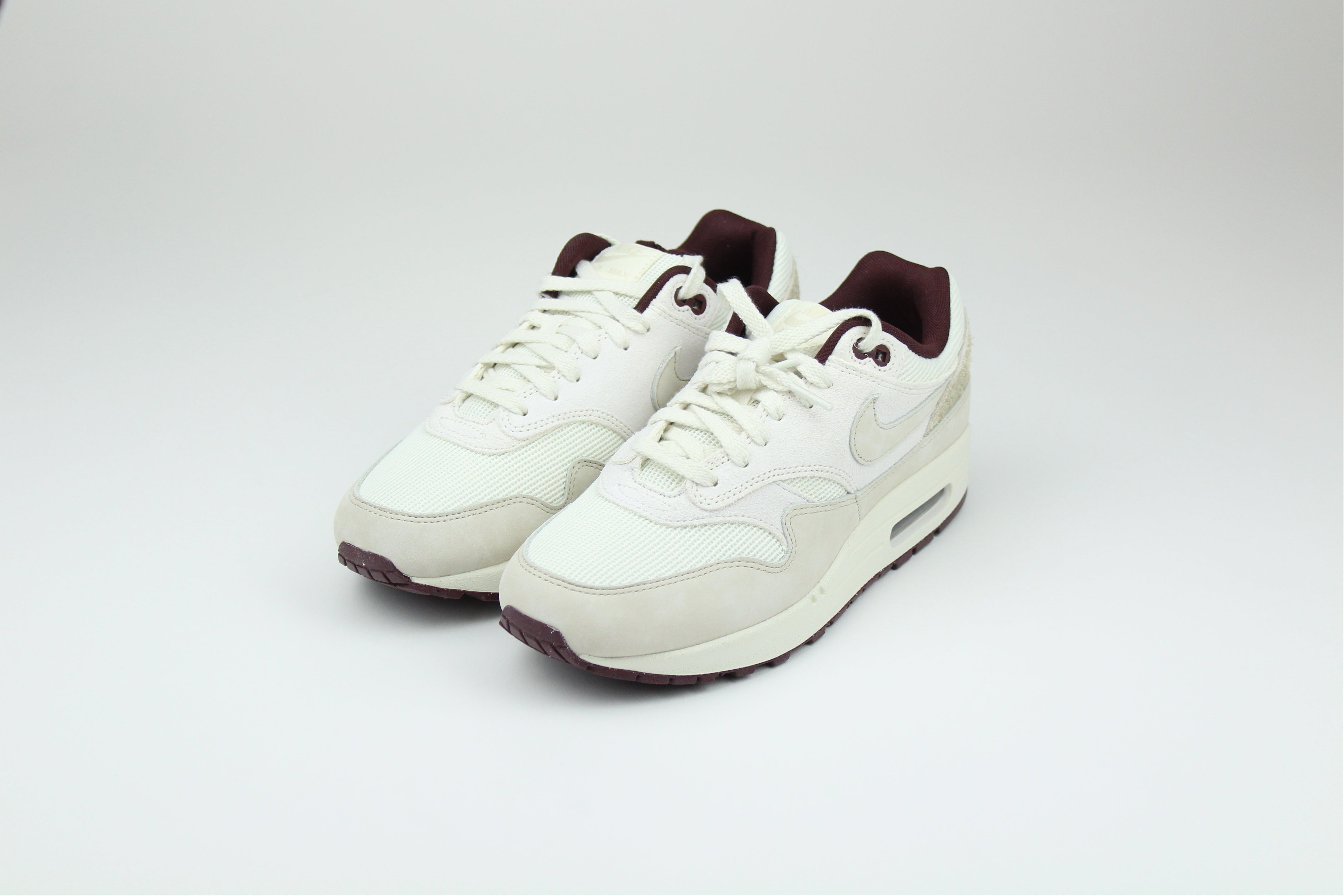 Nike Air Max 1 ‘Burgundy Crush’ in premium suede and mesh with visible Air cushioning. Style with joggers or denim for a rich, clean streetwear look.