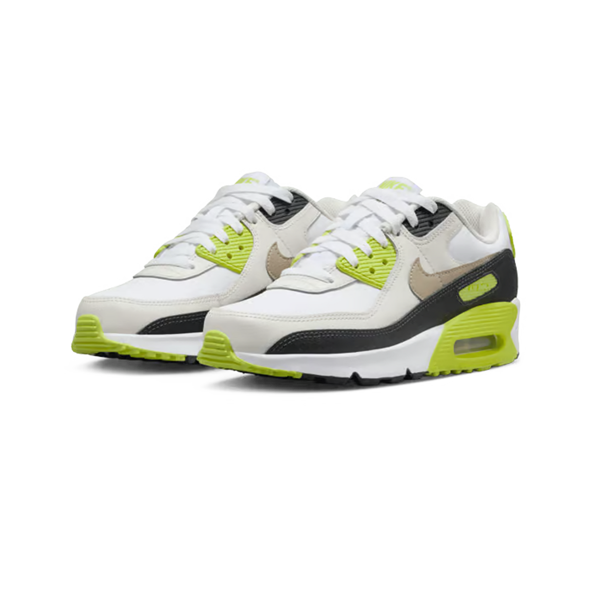 Para sneakersów Nike Air Max 90 w kolorze białym, szarym i czarnym z limonkowozielonymi akcentami na sznurówkach, naszywce przy pięcie i podeszwie pośredniej, widok z przodu pod kątem.