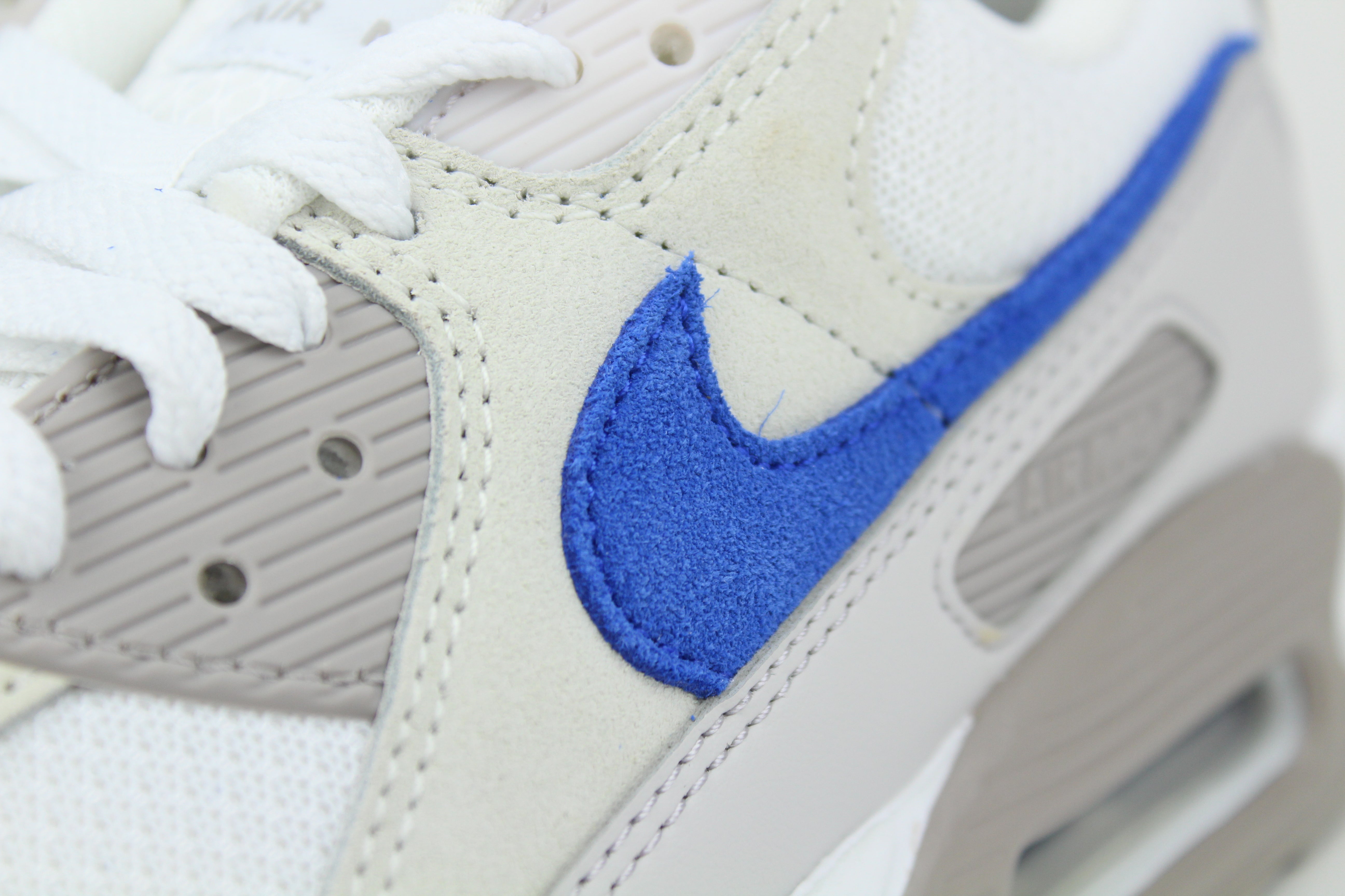 Nike Air Max 90 sneakers in 'Grey Racer Blue' colorway, stylish athletic shoes with grey and blue accents, perfect for casual and sportswear.