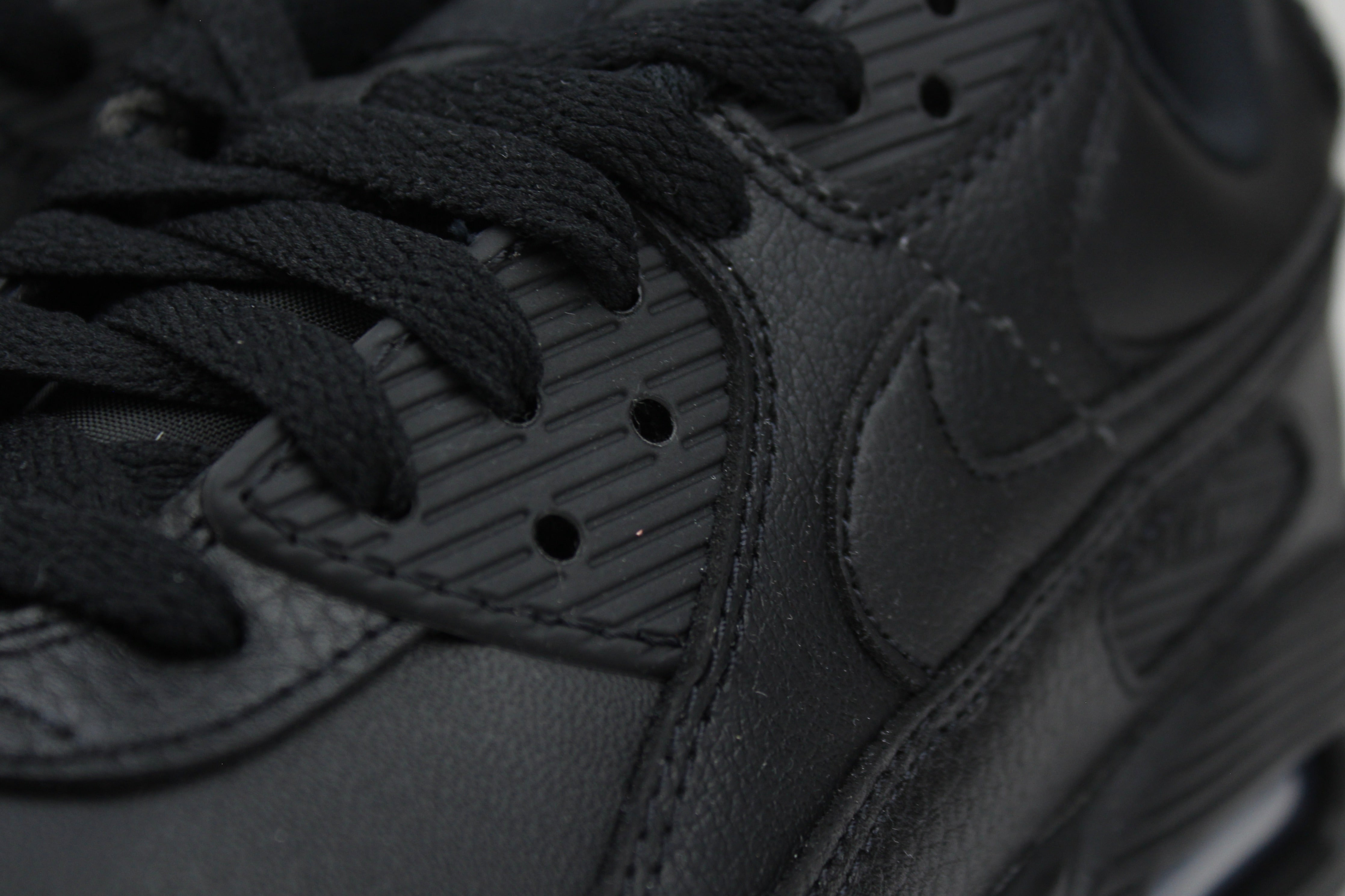 Nike Air Max 90 Leather Triple Black – Classic Retro Running Sneakers, Premium All-Black Lifestyle Shoes, Iconic Streetwear Trainers
