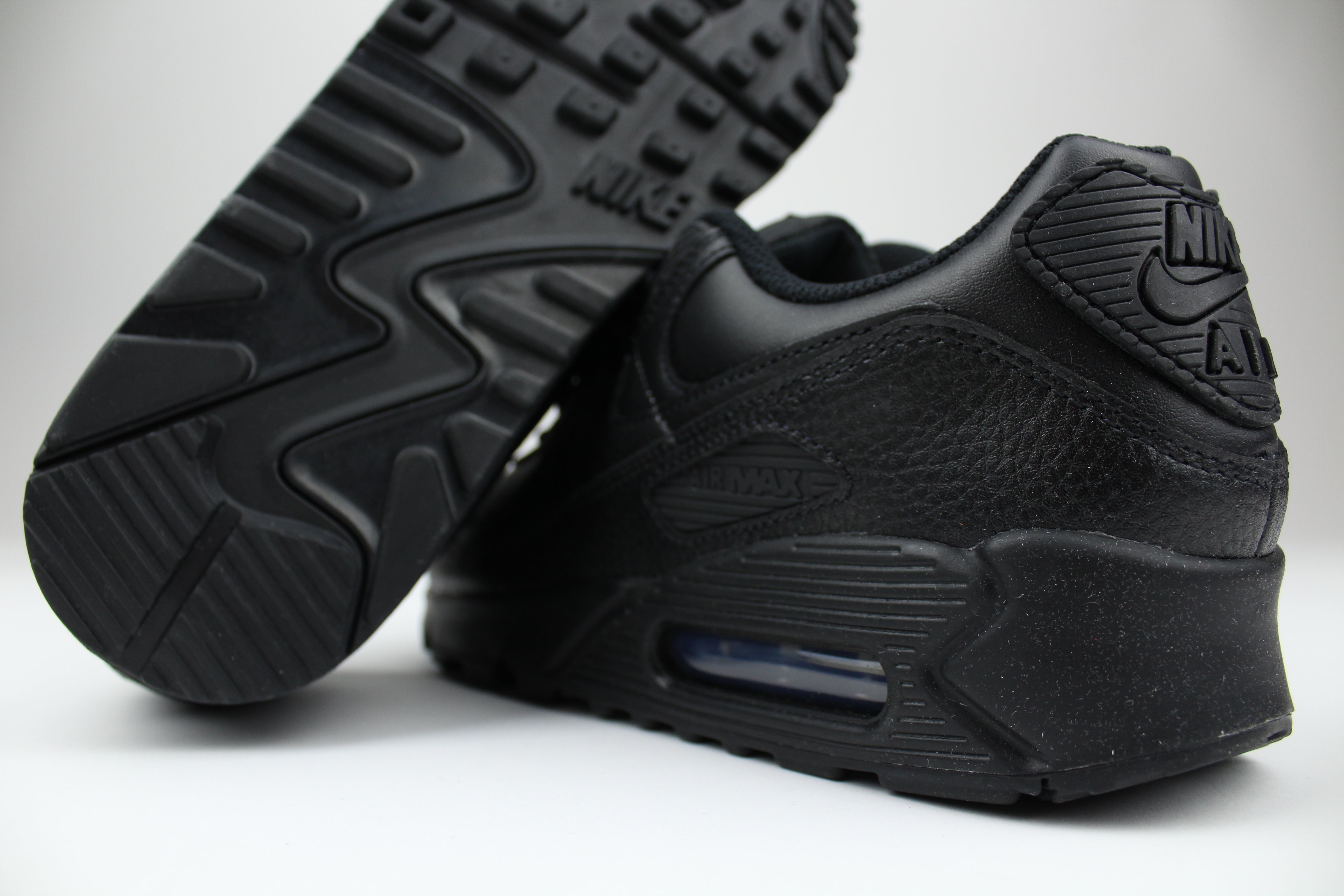 Nike Air Max 90 Leather Triple Black – Classic Retro Running Sneakers, Premium All-Black Lifestyle Shoes, Iconic Streetwear Trainers
