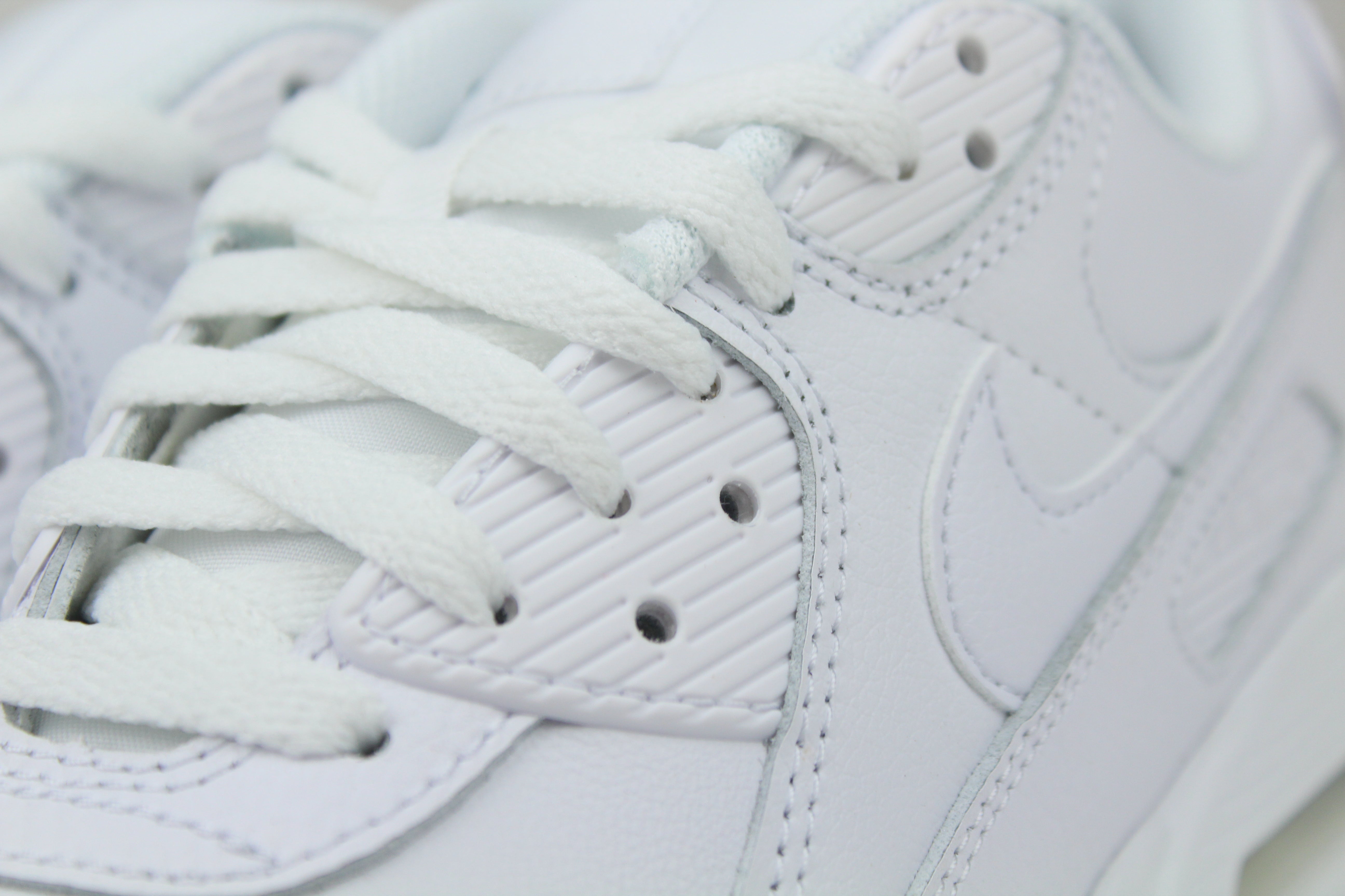 Nike Air Max 90 Leather Triple White – Classic Retro Running Sneakers, Premium All-White Lifestyle Shoes, Iconic Streetwear Trainers