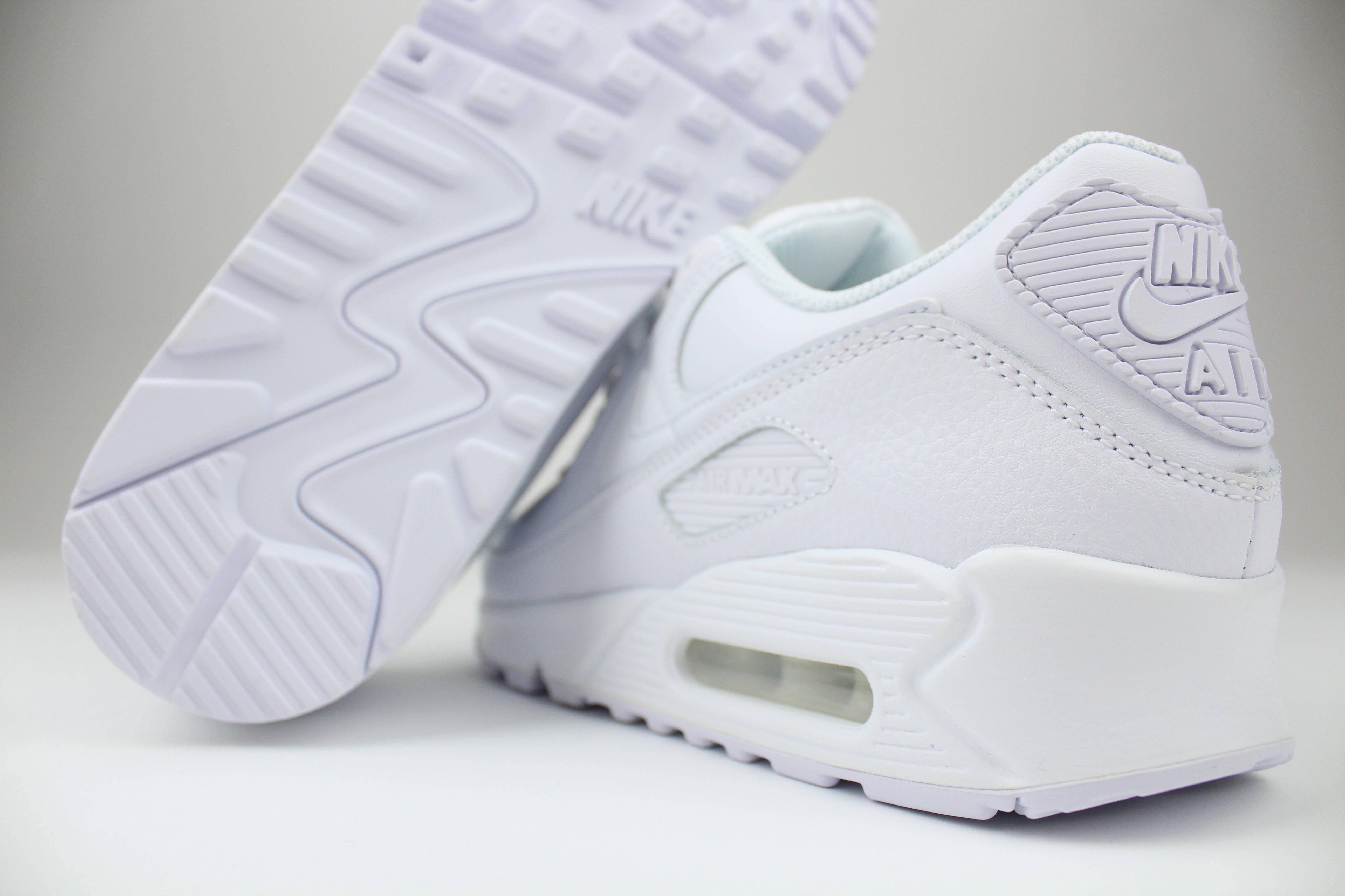 Nike Air Max 90 Leather Triple White – Classic Retro Running Sneakers, Premium All-White Lifestyle Shoes, Iconic Streetwear Trainers