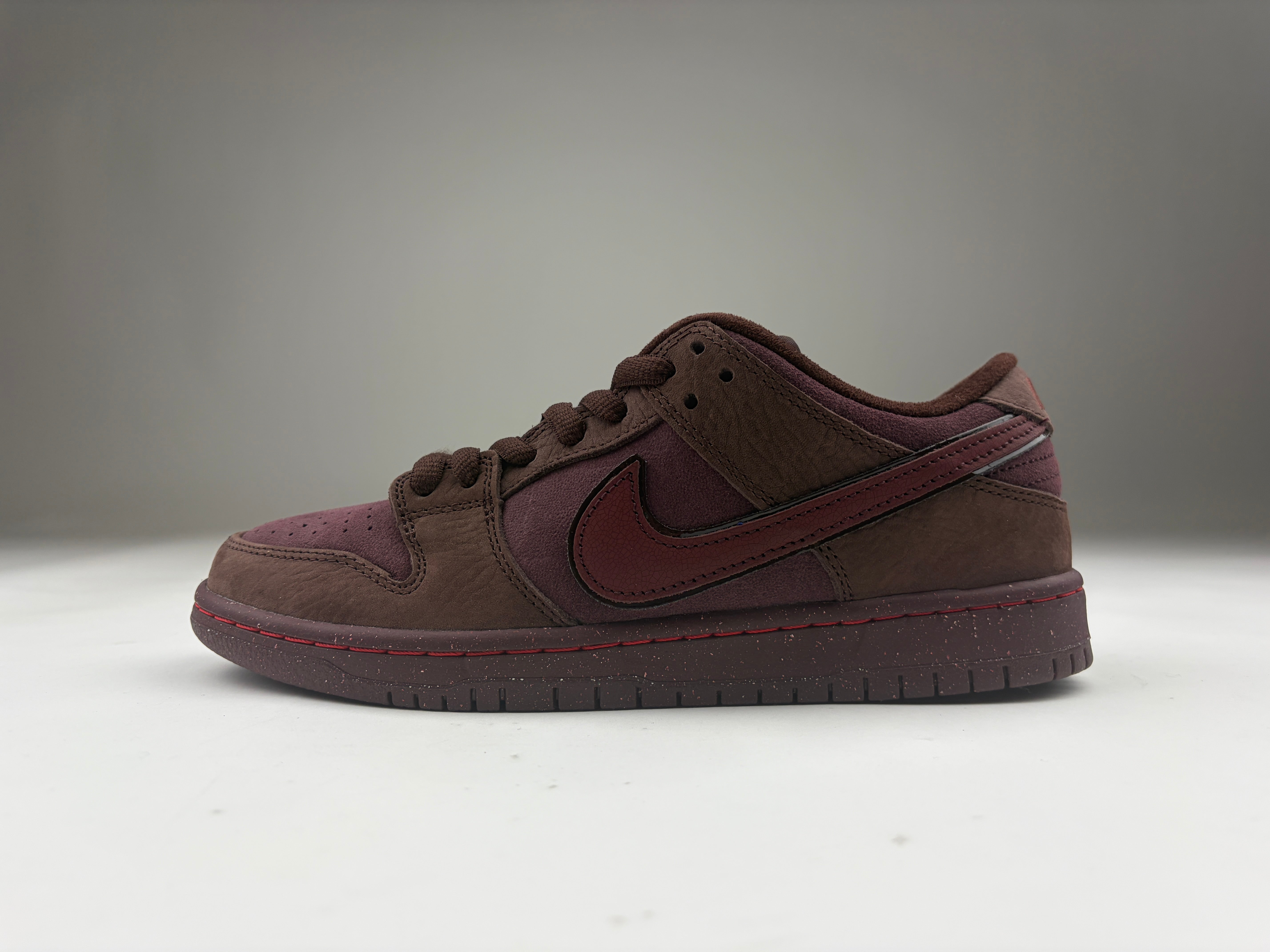 Nike Dunk Low Premium SB 'City of Love Collection - Burgundy Crush' Size 40.5 (ARCHIVE)