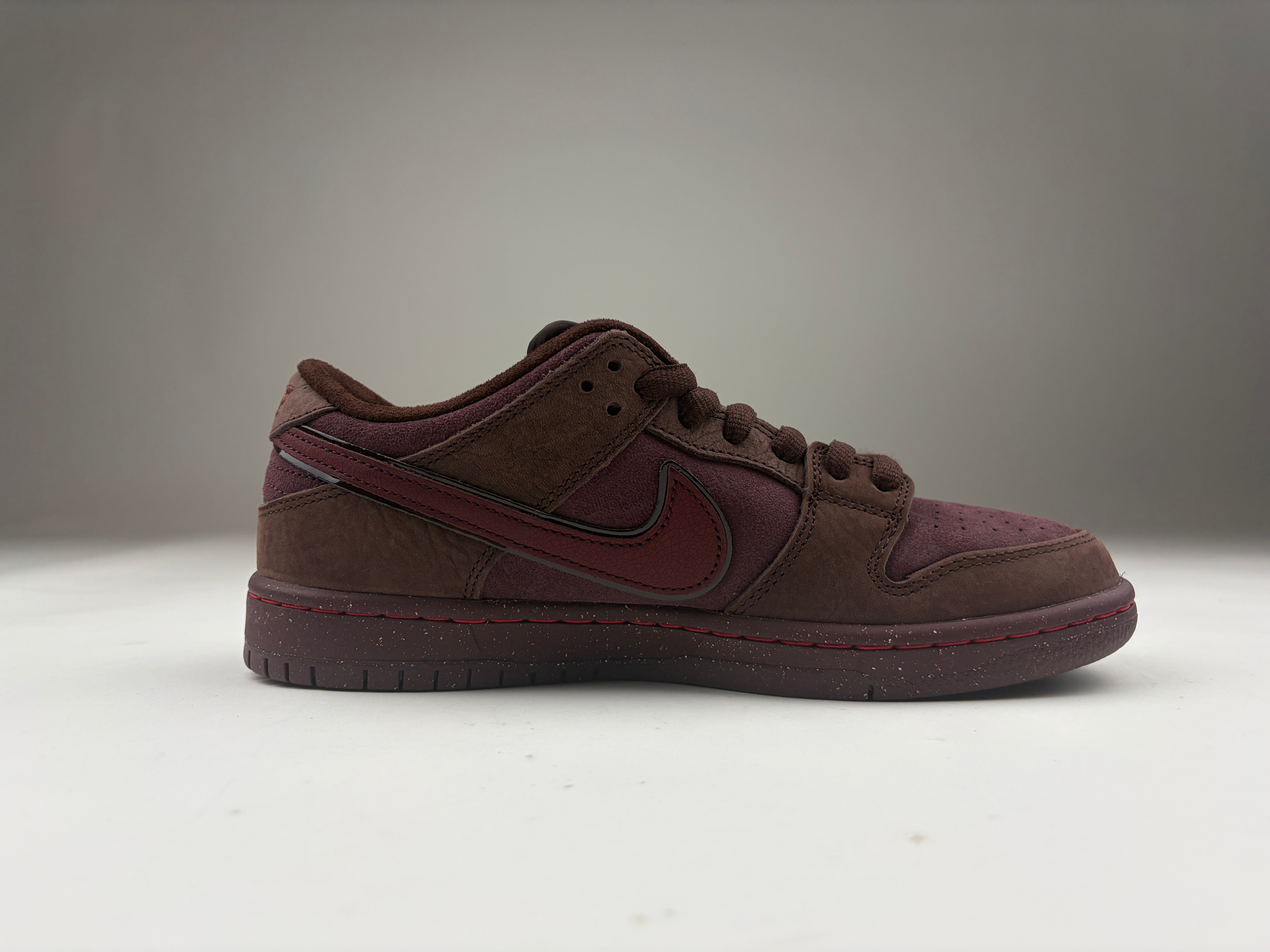 Nike Dunk Low Premium SB 'City of Love Collection - Burgundy Crush' Size 40.5 (ARCHIVE)