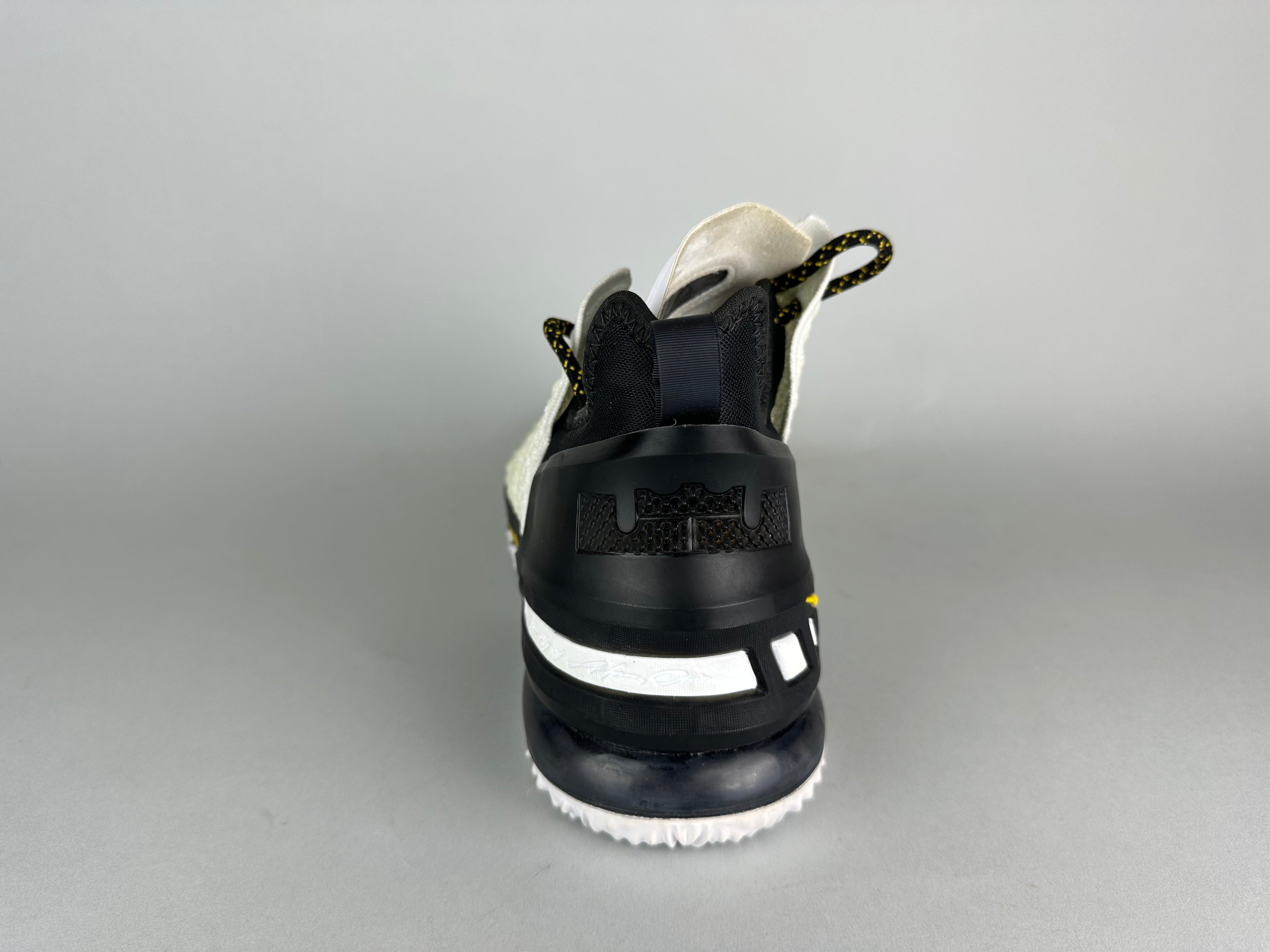 Nike LeBron 18 'Home' - Størrelse 42 (ARKIV)