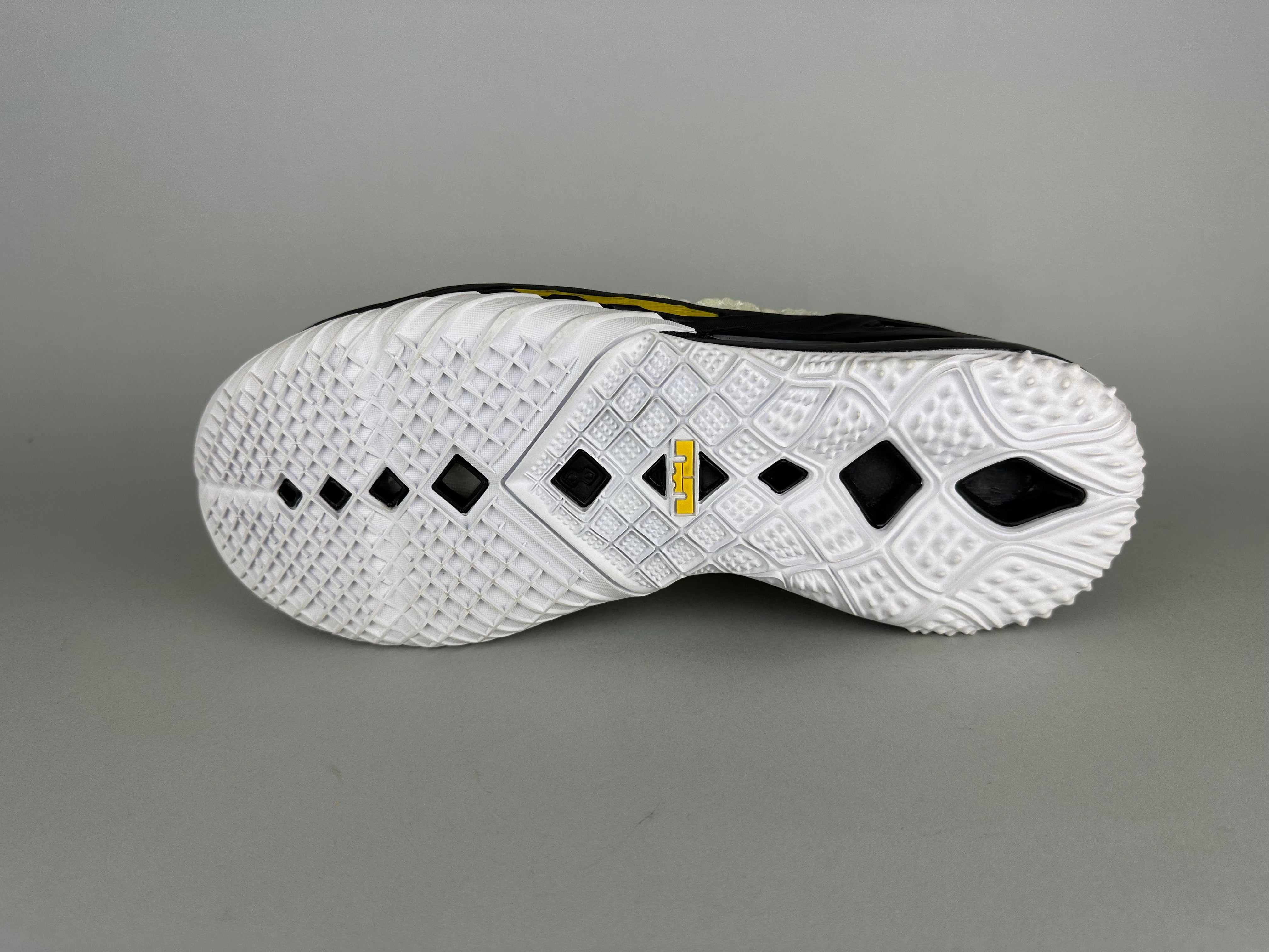 Nike LeBron 18 'Home' - Størrelse 42 (ARKIV)