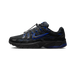 Seitenansicht eines schwarzen Nike P-6000 Sneakers mit blauem Swoosh, blauen Akzenten an Ösen und Zwischensohle sowie einem Toggle-Schnürverschluss.