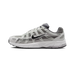 Vista laterale di una sneaker Nike P-6000 grigia e bianca con Swoosh nero e argento e scritta 'P-6000' sul pannello laterale del tallone