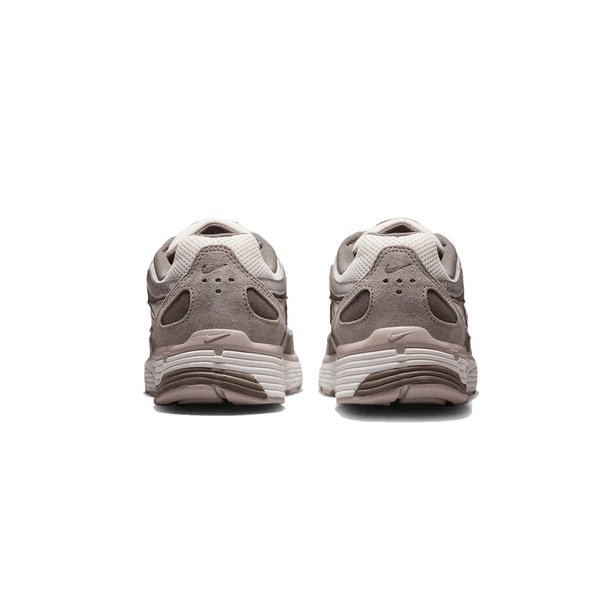 Pohled zezadu na pár tenisek Nike P-6000 ve fialovorůžové a taupe barvě, na kterém jsou vidět výřezy v patě, logo Nike Swoosh a vrstvené podešve.