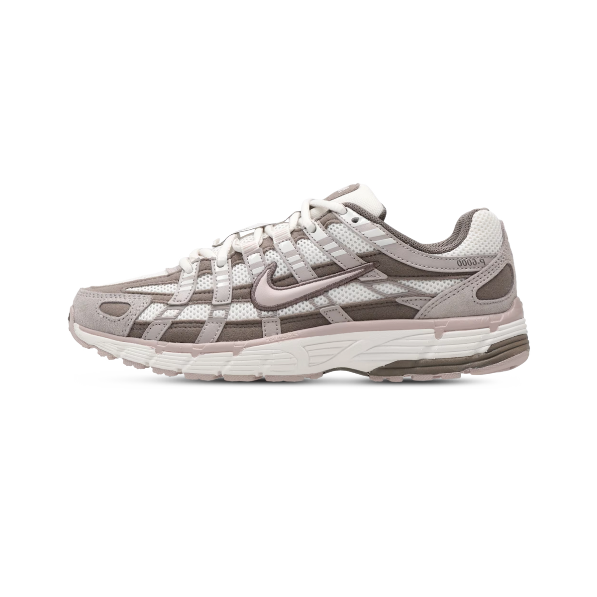 Boční pohled na tenisky Nike P-6000 v bílé, fialovorůžové a taupe barvě s vrstveným síťovaným materiálem, semišovými panely a masivní profilovanou podrážkou.
