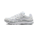 Vista laterale di una sneaker Nike P-6000 bianca e grigia con tomaia in mesh, sovrapposizioni a strati e suola scanalata e massiccia