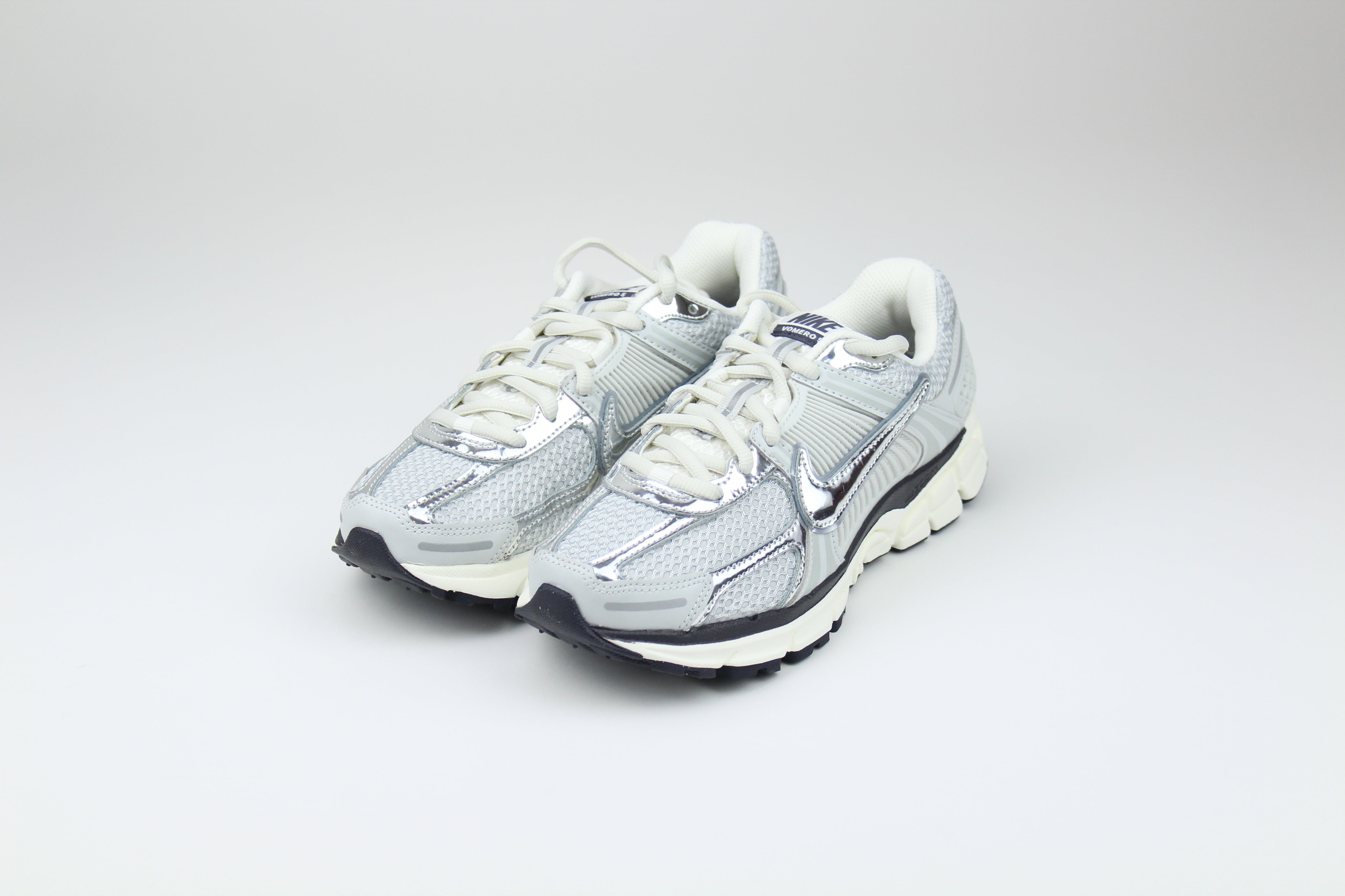 Nike Zoom Vomero 5 Photon Dust Metallic Silver Women’s – Premium Running Sneakers, Lightweight Performance Shoes, Stylish Streetwear Trainers