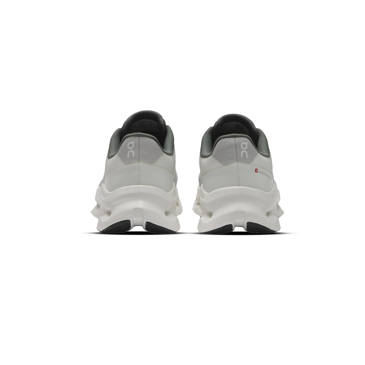 Vue arrière d'une paire de baskets On Cloudtilt blanches et grises avec semelle CloudTec texturée et touches sombres au talon