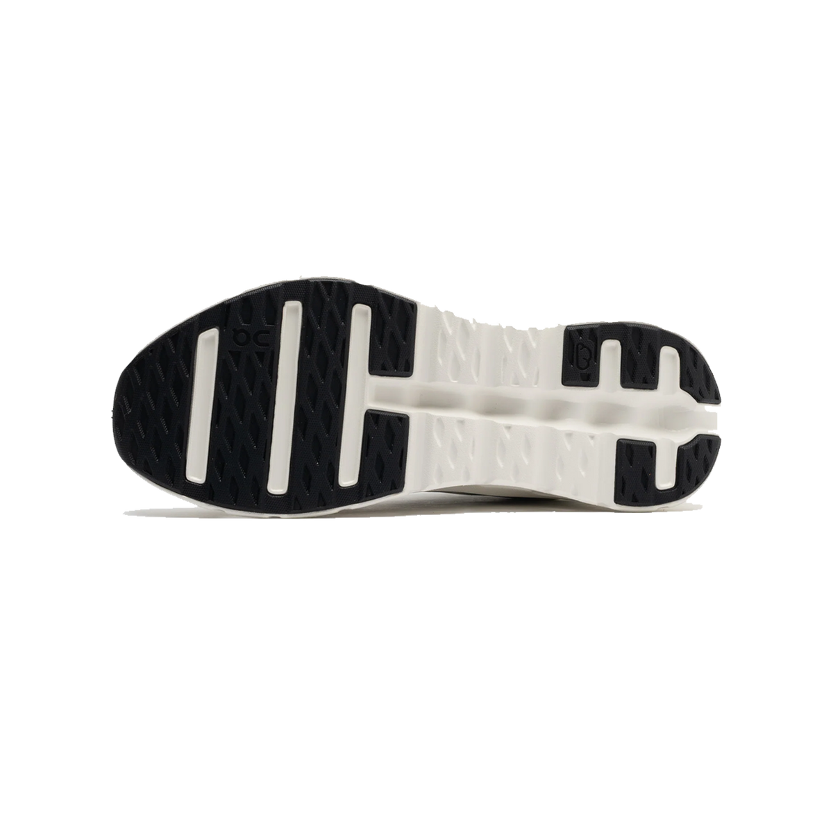 Vue de dessous d'une semelle de basket montrant un motif de crampons noir et blanc avec le logo On gravé près du talon