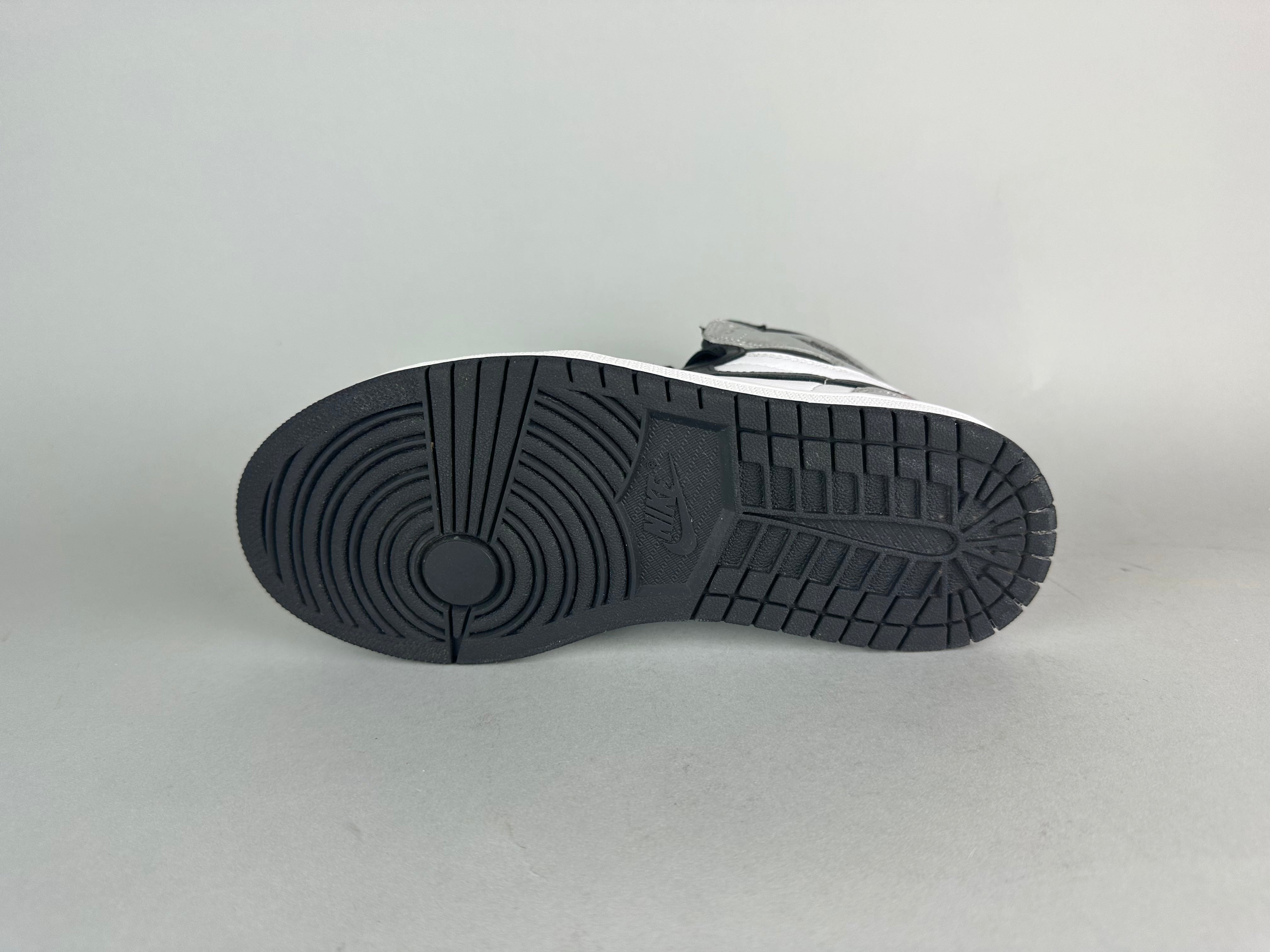 Wmns Air Jordan 1 Retro High OG 'Silver Toe' - 37.5 (ARCHIVE)