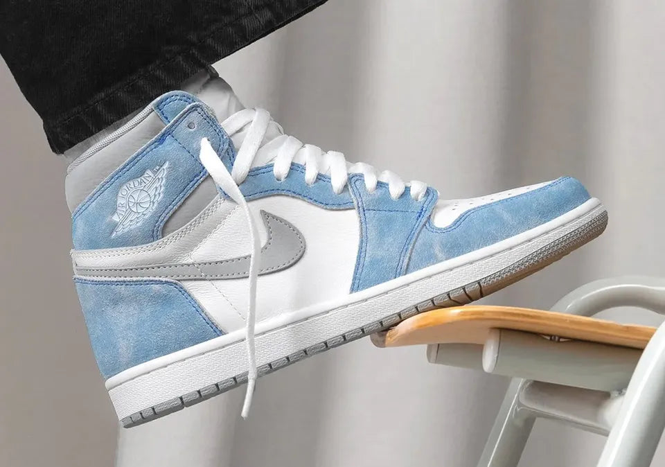 Air Jordan 1 Retro High Hyper Royal