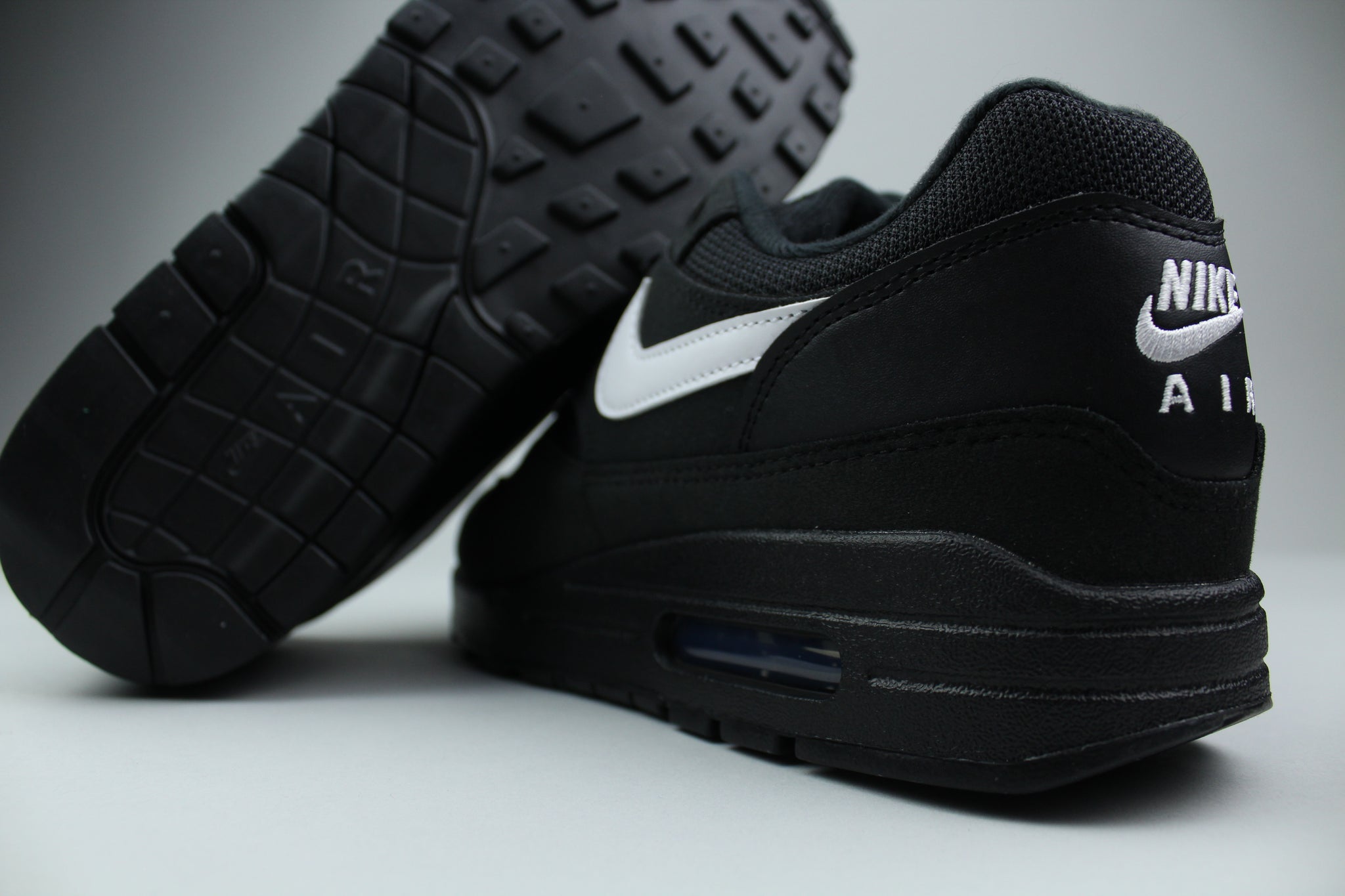 nike air max one black and white