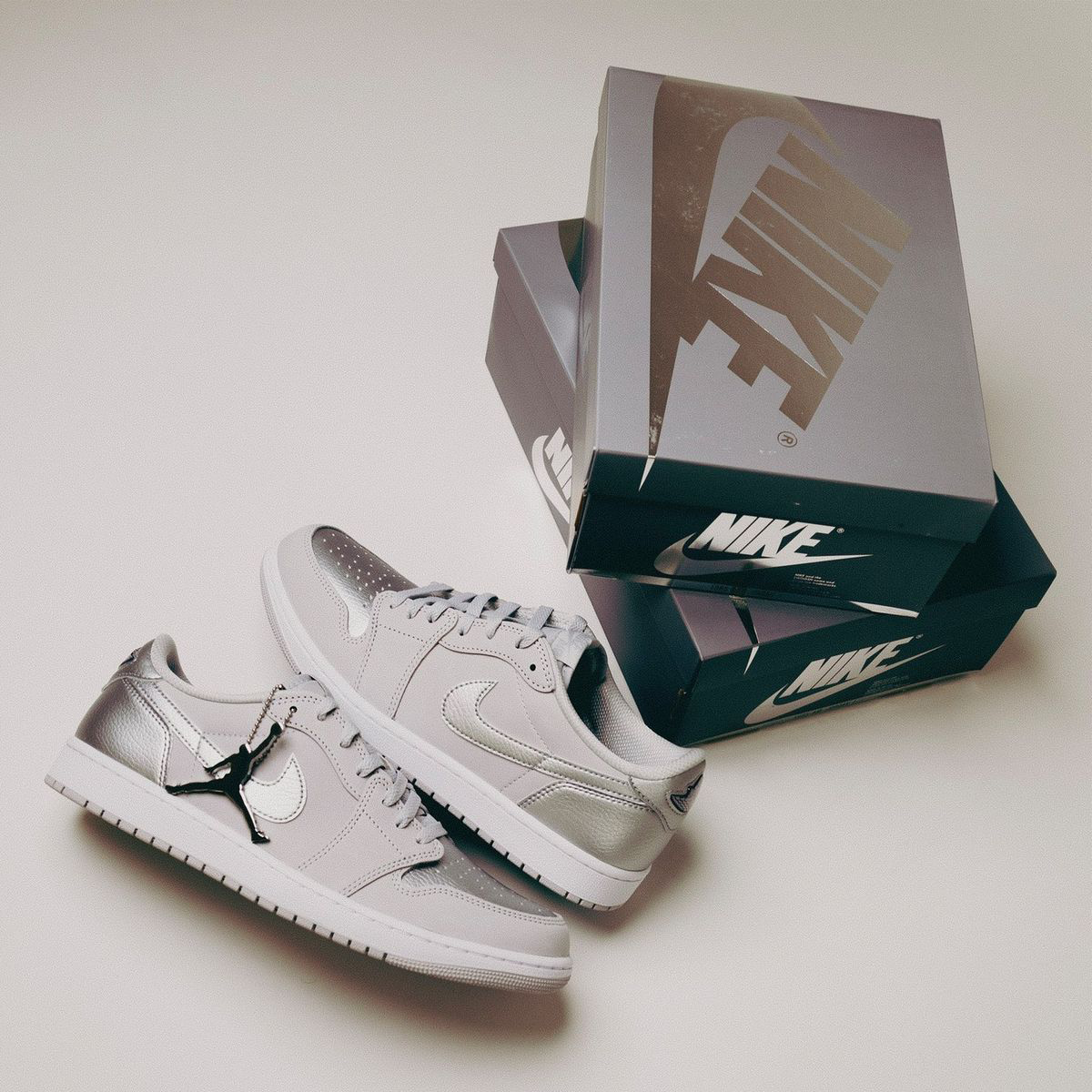Air Jordan 1 Low OG 'Metallic Silver'