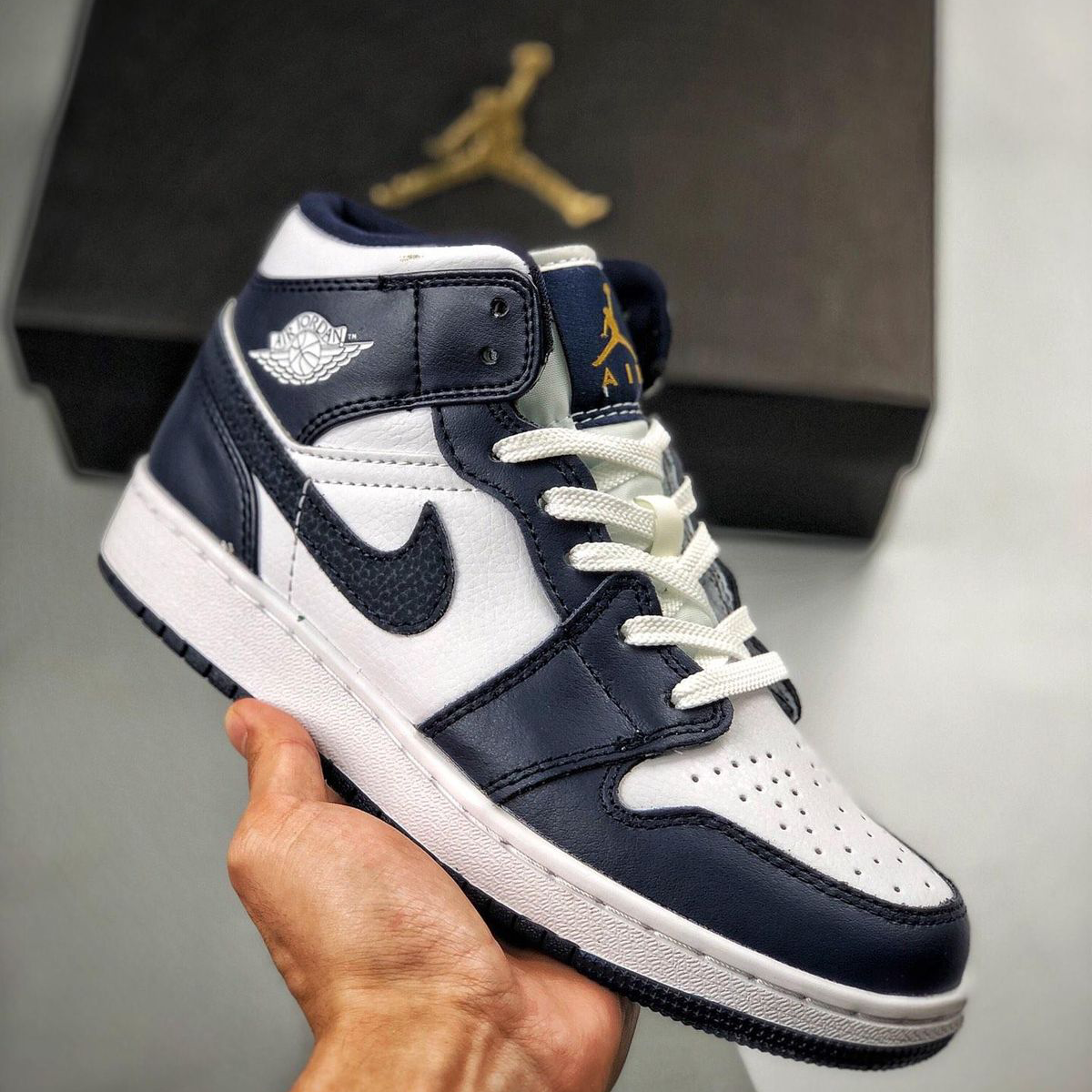 Air Jordan 1 Mid ‘Hvid Metallic Guld Obsidian’