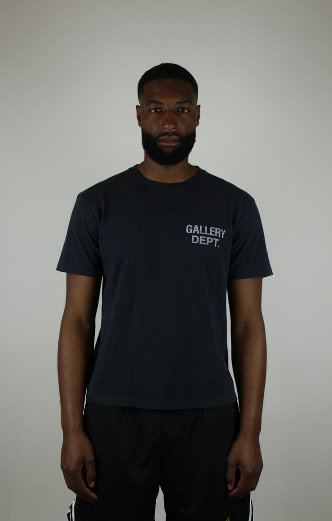 Gallery Dept. Souvenir Logo T-shirt in Washed Black – premium unisex streetwear met logo-print en vintage uitstraling