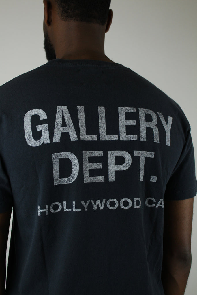 Gallery Dept. Souvenir Logo T-shirt in Washed Black – premium unisex streetwear met logo-print en vintage uitstraling