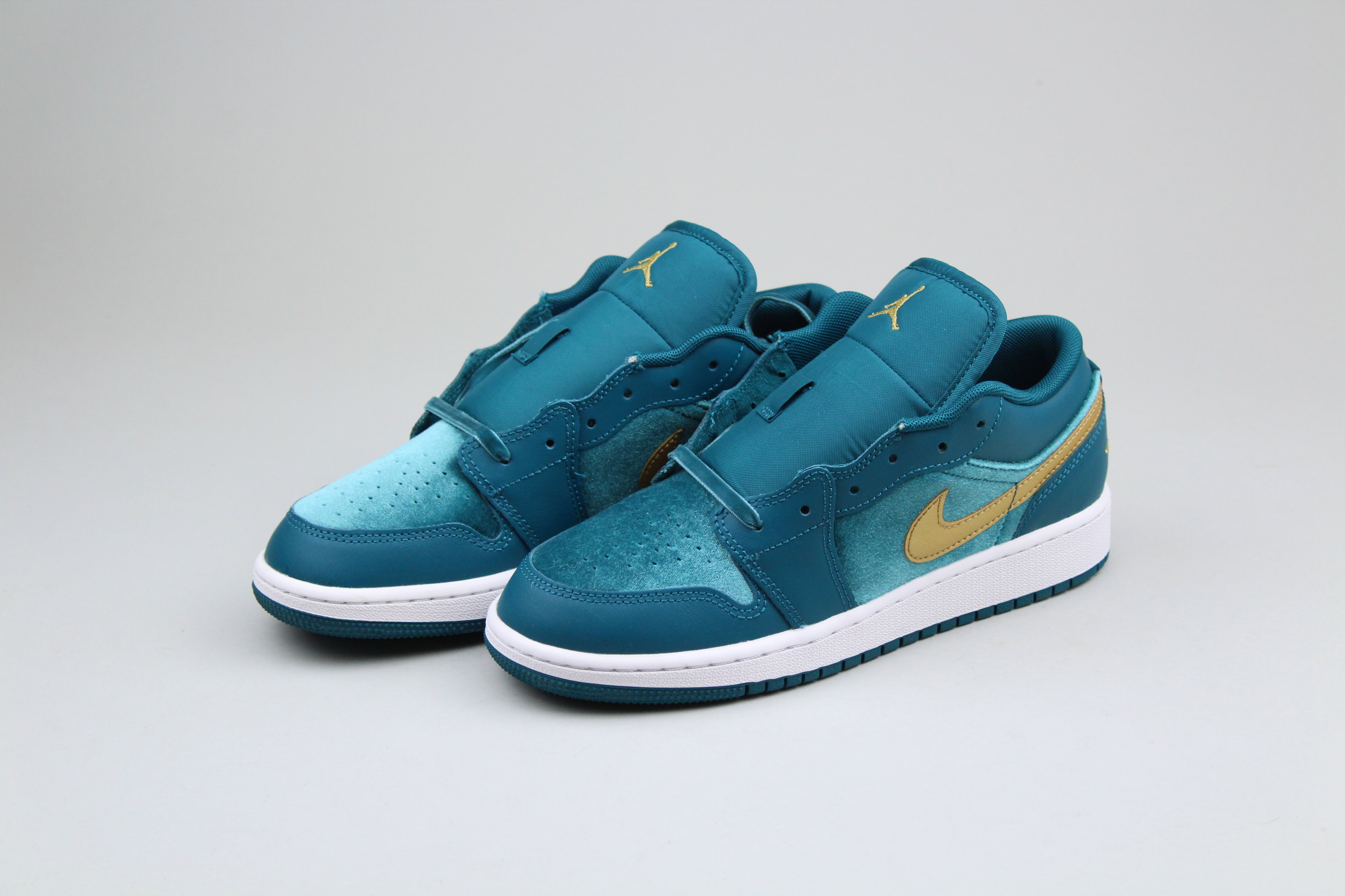 Jordan 1 Low 'Velvet Geode Teal' (GS)-8660374323530-The Attic