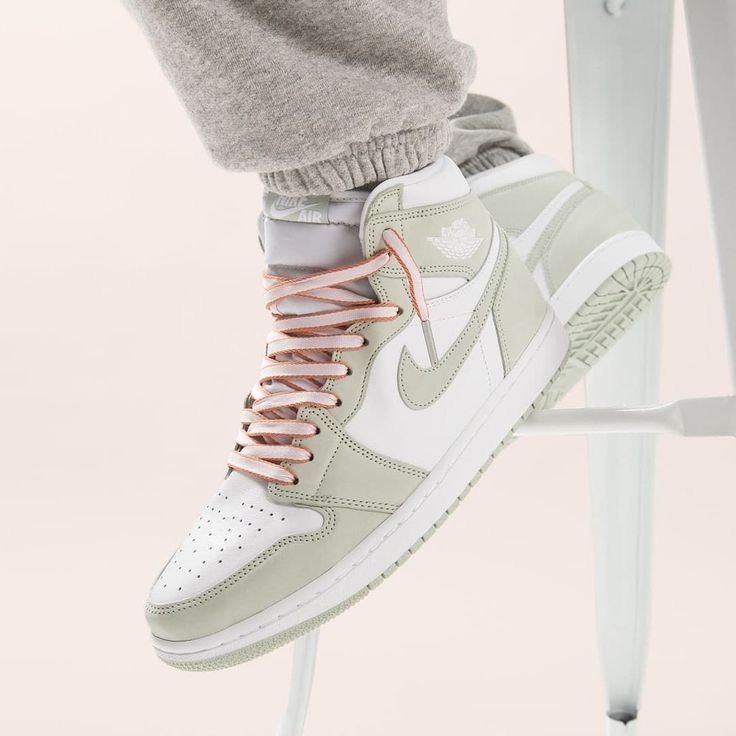 Jordan 1 Retro High OG 'Seafoam' (W) | The Attic