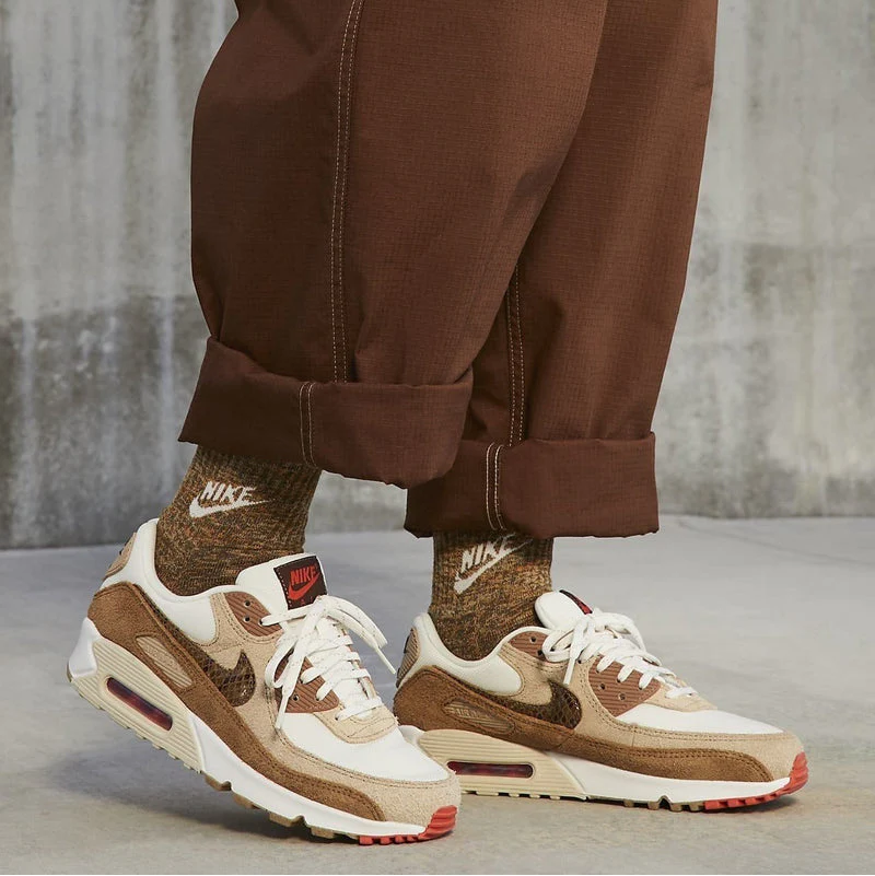 nike air max 90 se on feet