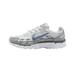 Widok z boku białych i szarych sneakersów Nike P-6000 z metalicznie srebrno niebieskim logo swoosh i niebieskim napisem 'P-6000' na pięcie