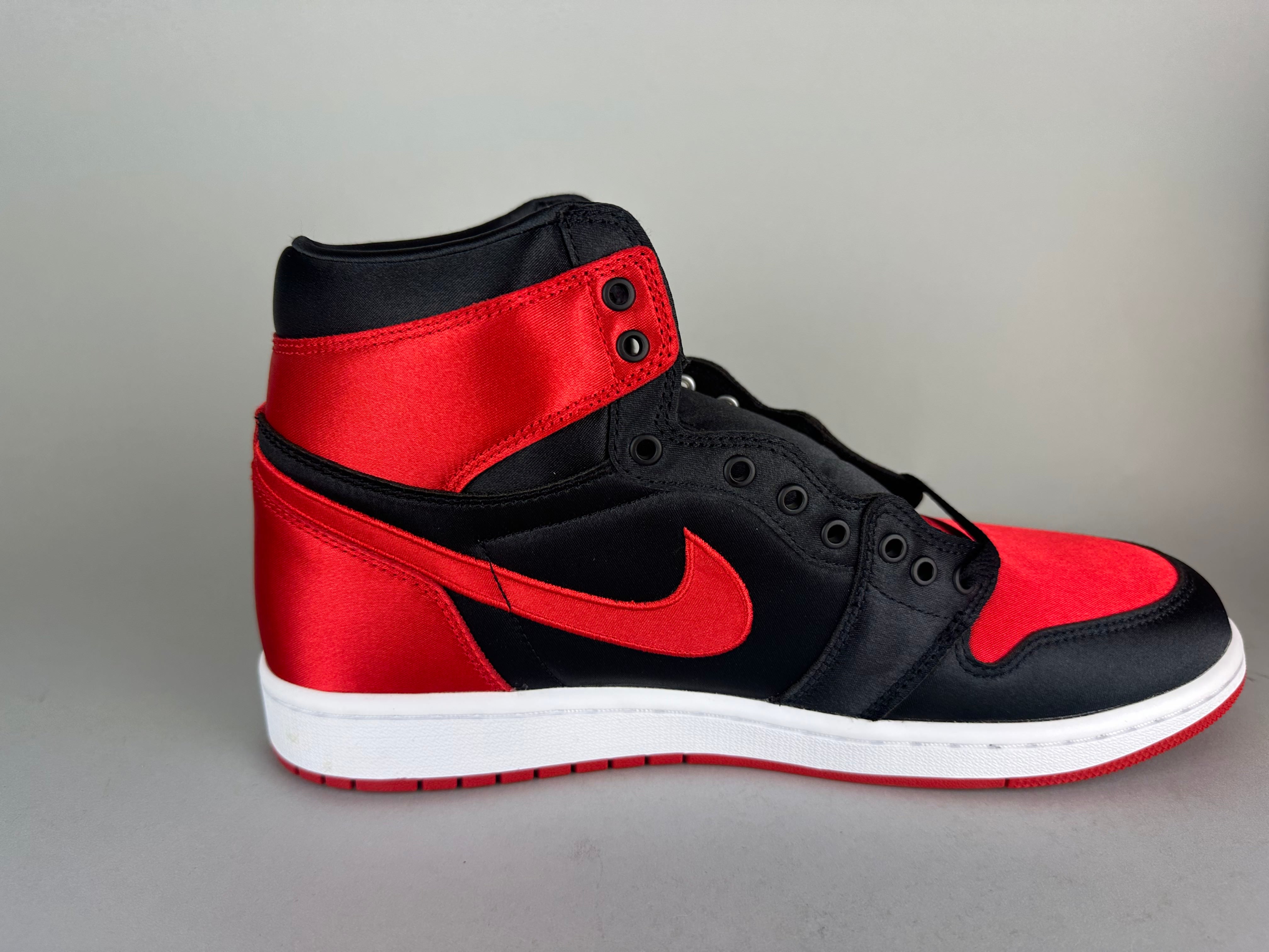 Wmns Air Jordan 1 Retro High OG 'Satin Bred' (2023) - Size 44 (ARCHIVE)