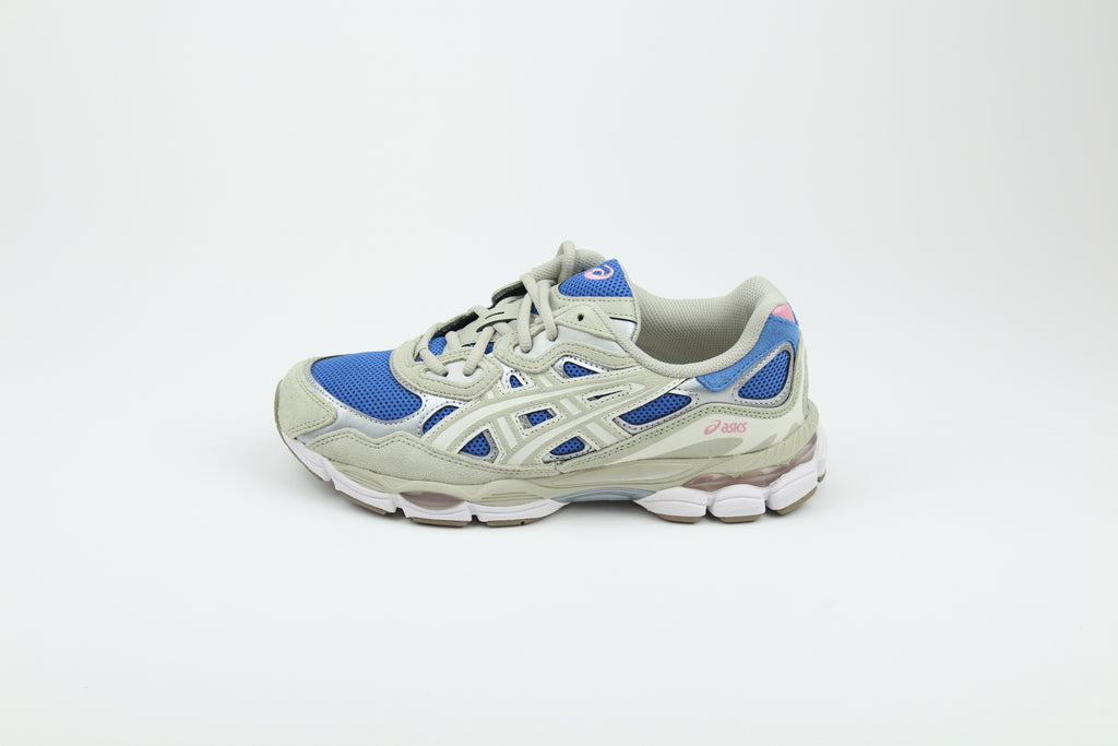 ASICS GEL-NYC sneakers in 'Polar Night & Cream' colorway, sleek running shoes with navy blue and cream accents, ideal for sporty and casual outfits