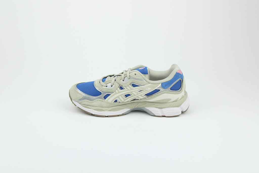 ASICS GEL-NYC sneakers in 'Polar Night & Cream' colorway, sleek running shoes with navy blue and cream accents, ideal for sporty and casual outfits