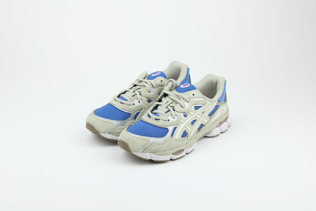 ASICS GEL-NYC sneakers in 'Polar Night & Cream' colorway, sleek running shoes with navy blue and cream accents, ideal for sporty and casual outfits